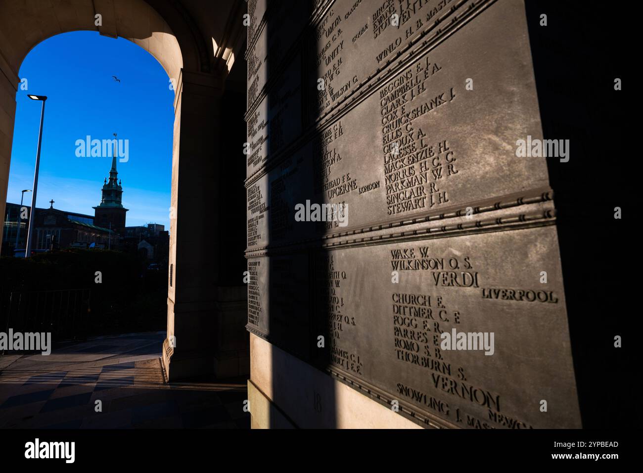 Mercantile Marine War Memorial, progettato da Sir Edwin Lutyens e inaugurato nel 1928, su Tower Hill, di fronte alla Torre di Londra Foto Stock
