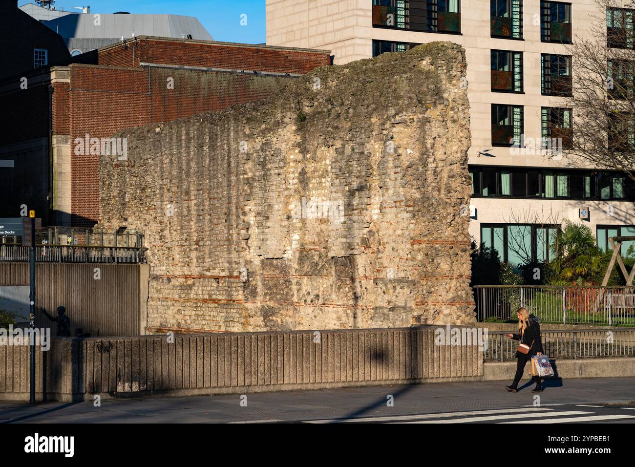 Sezione superstite del muro romano a Londra vicino alla Torre di Londra Foto Stock