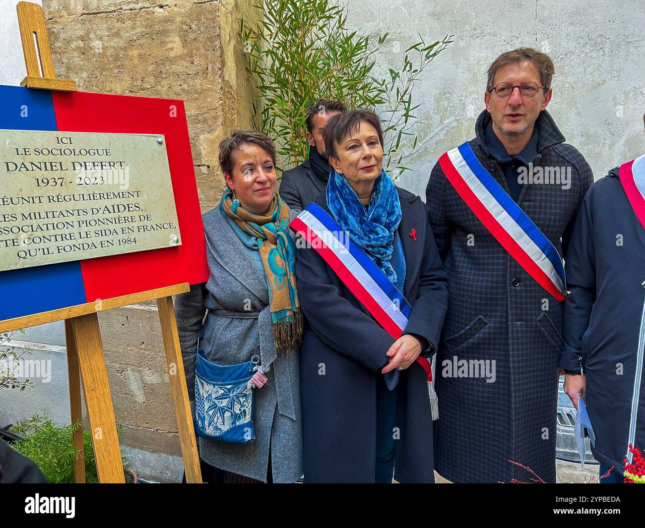 Parigi, Francia, gruppo, politici francesi, cerimonia di inaugurazione, di una targa commemorativa in memoria del fondatore dell'ONG AID, Daniel Defert, le Marais, 2024 Foto Stock