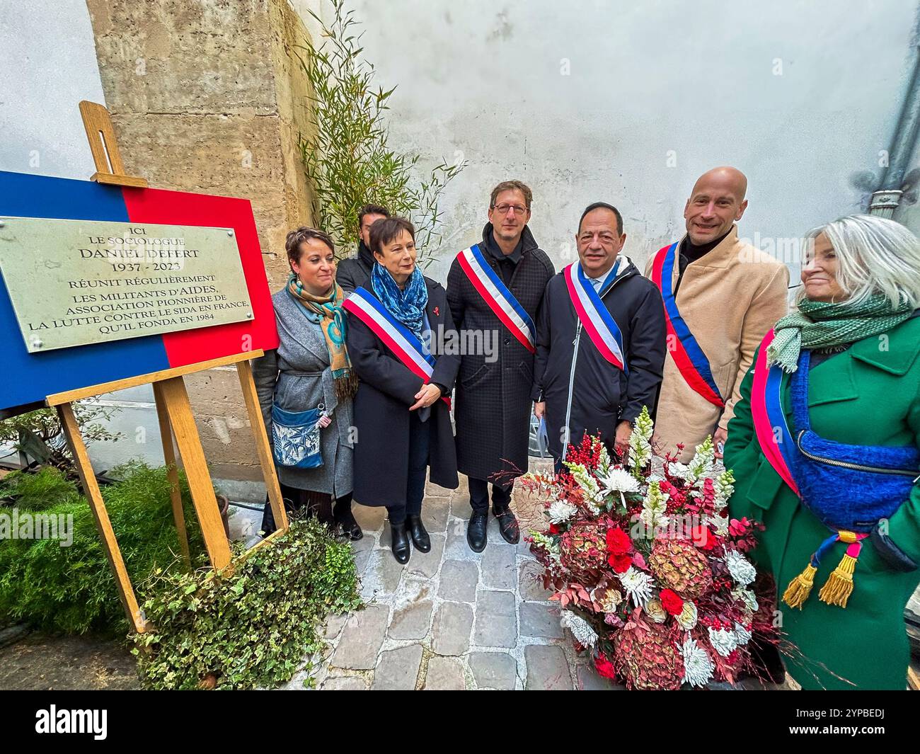 Parigi, Francia, gruppo, politici francesi, cerimonia di inaugurazione, di una targa commemorativa in memoria del fondatore dell'ONG AID, Daniel Defert, le Marais, Camille Spire, Laurence Patrice, Ariel Weil, Jean-Luc Romero-Michel, Gauthier Caron-Thibault, 2024 Foto Stock