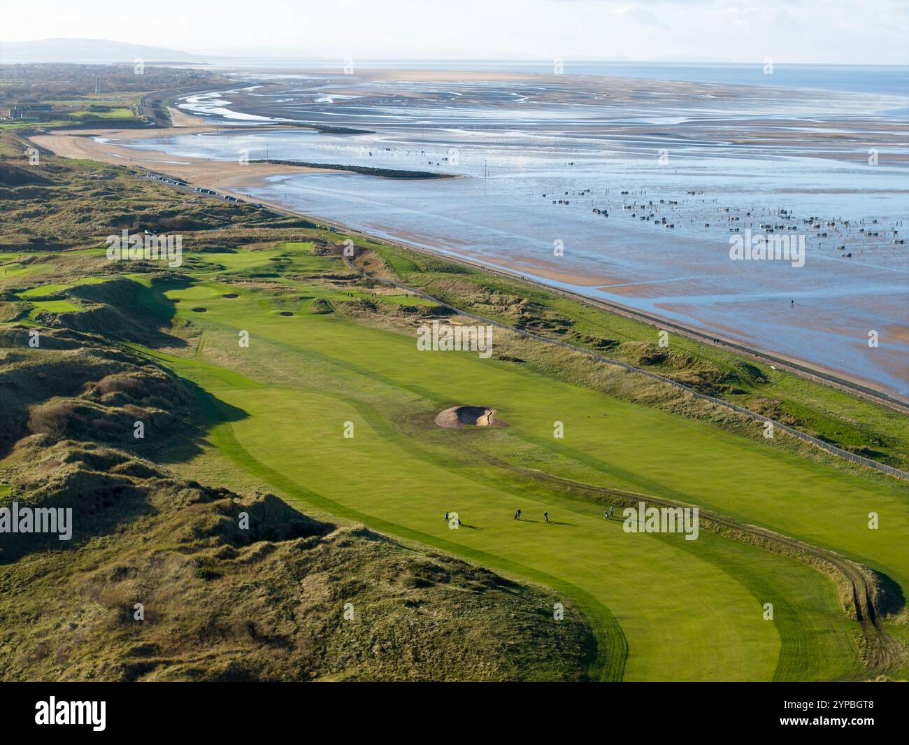 WIRRAL, MERSEYSIDE, INGHILTERRA - 26 NOVEMBRE 2024: Golfisti sul fairway, Leasowe golf links, Wirral Coast, Merseyside, Inghilterra Foto Stock