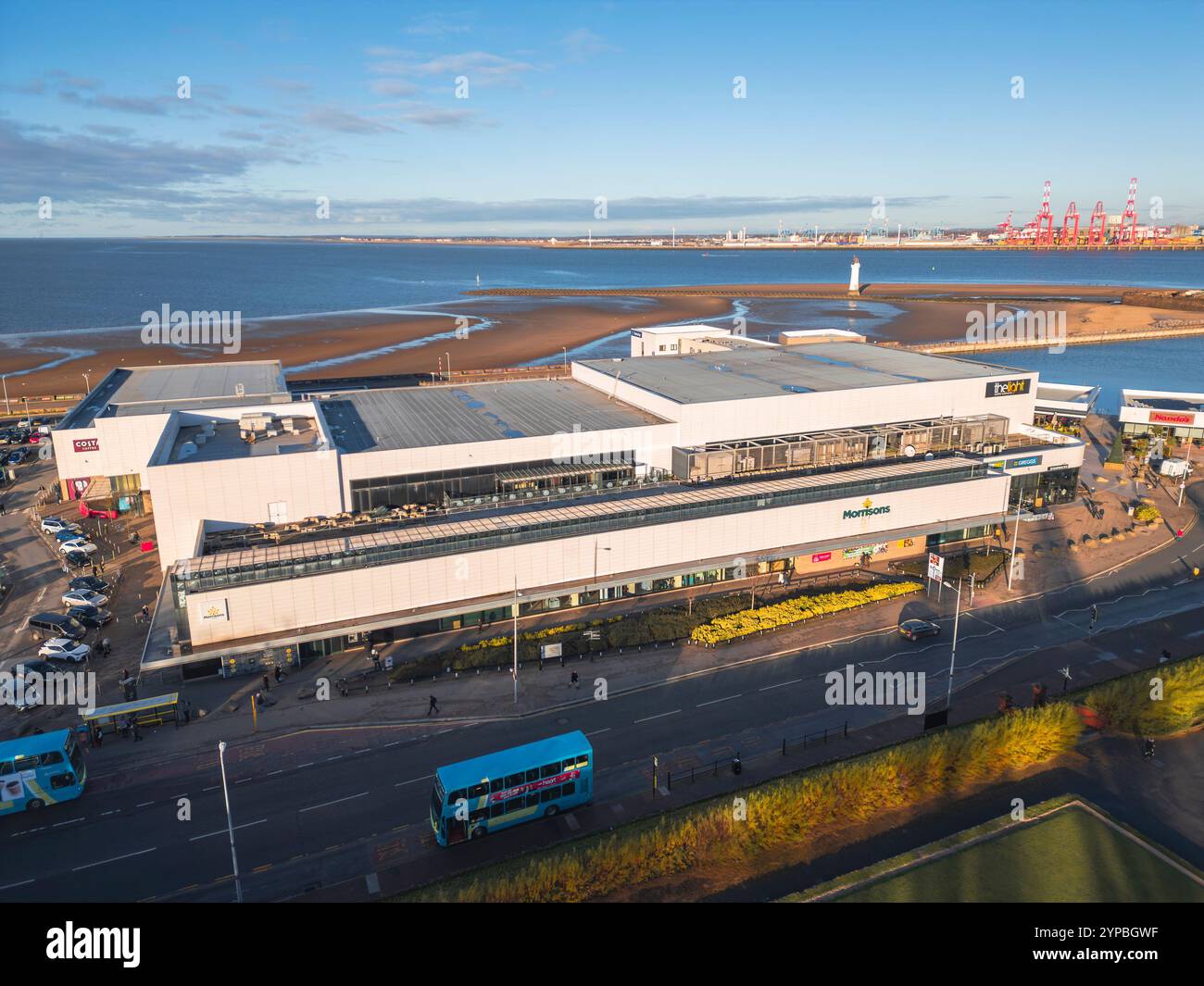 NEW BRIGHTON, MERSEYSIDE, INGHILTERRA - 27 NOVEMBRE 2024: Supermercato Morrisons sul lungomare di New Brighton, Wirral, Inghilterra Foto Stock