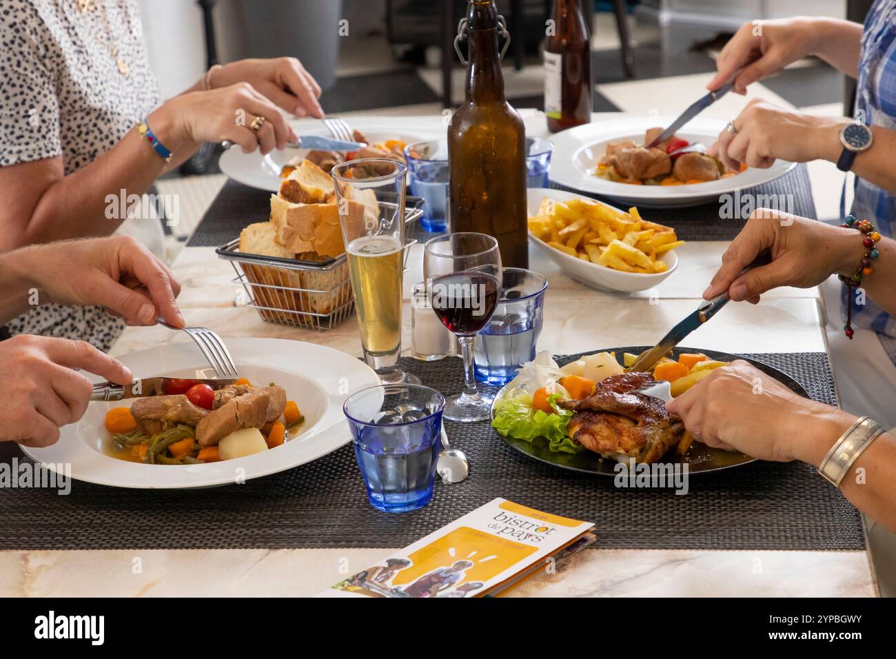Pranzo al pub locale "le Bistrot" ad Agenvillers (Francia settentrionale) *** didascalia locale *** Foto Stock