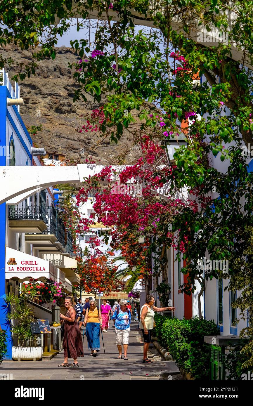 Spagna, Isole Canarie, Gran Canaria (o Grand Canary Island), Mogan. Il villaggio di Puerto de Mogan *** didascalia locale *** Foto Stock