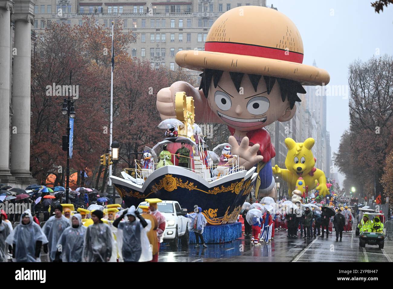 La mongolfiera Monkey D Luffy durante la 98a parata annuale del giorno del Ringraziamento di Macy il 28 novembre 2024 a New York. Foto Stock