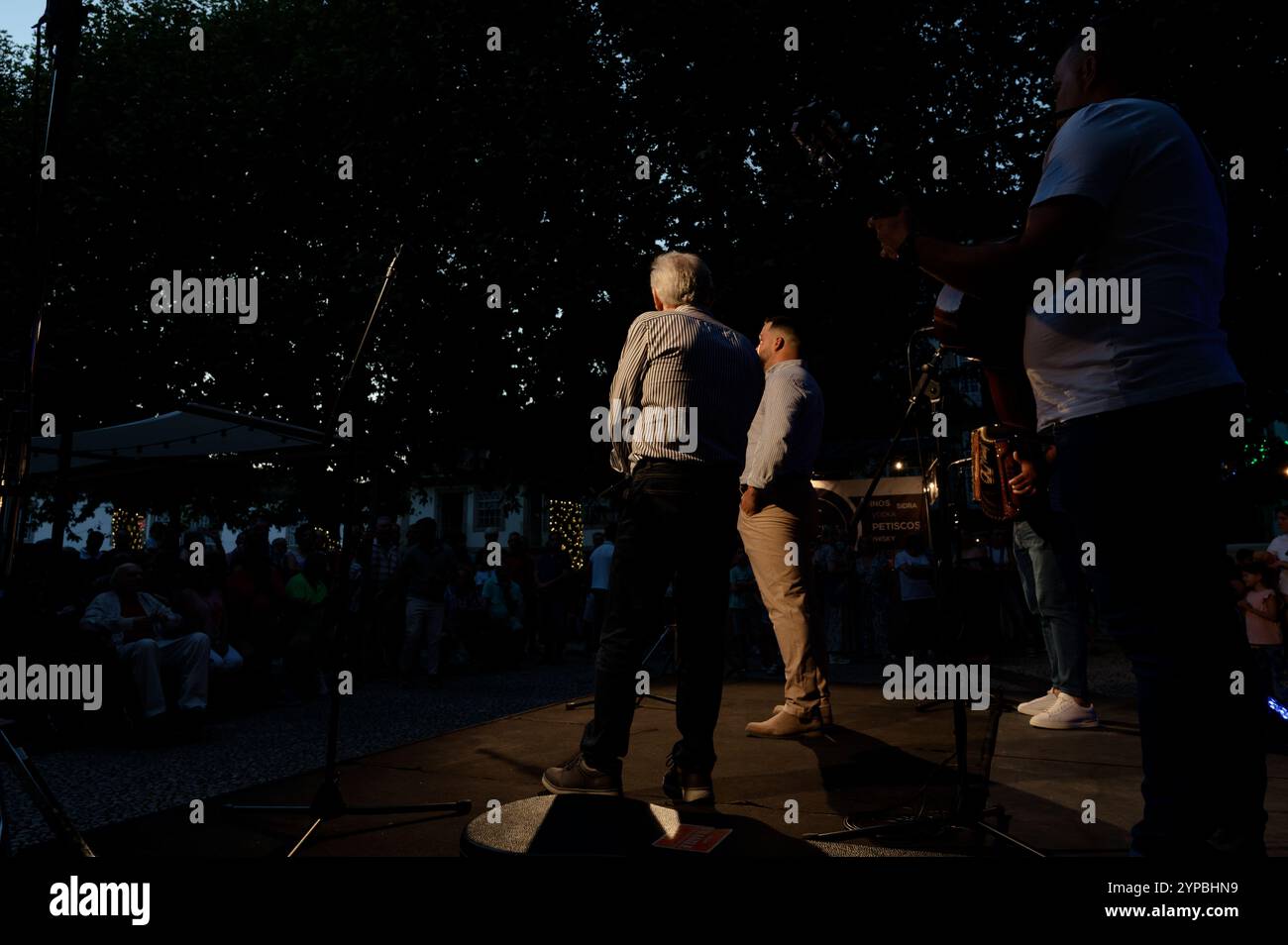 Musicisti che si impegnano con la folla durante un'esibizione di cuore ai festival della città di Guimaraes Foto Stock