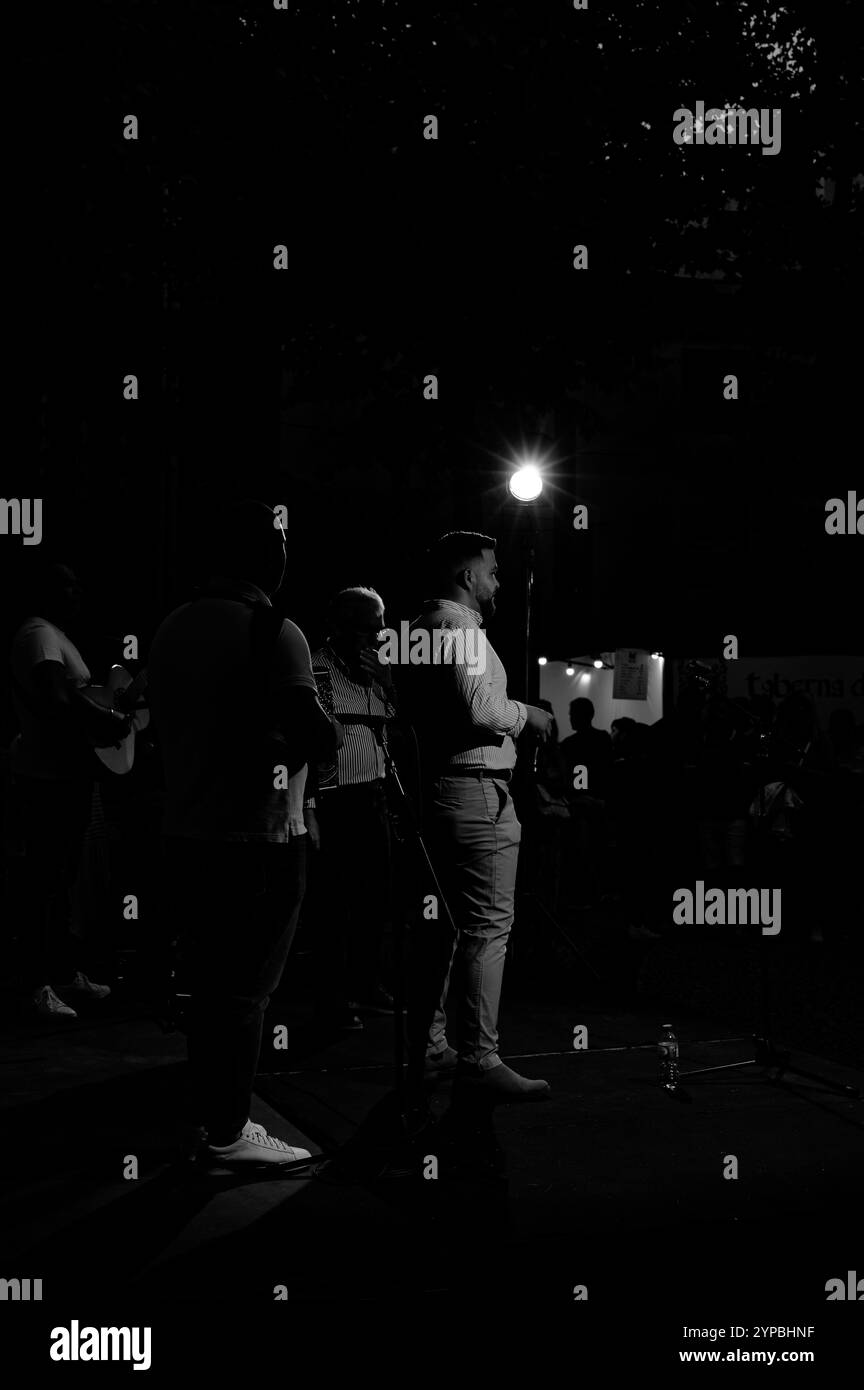 Musicisti che si esibiscono sotto una luce soffusa durante i festival serali di Guimaraes Foto Stock