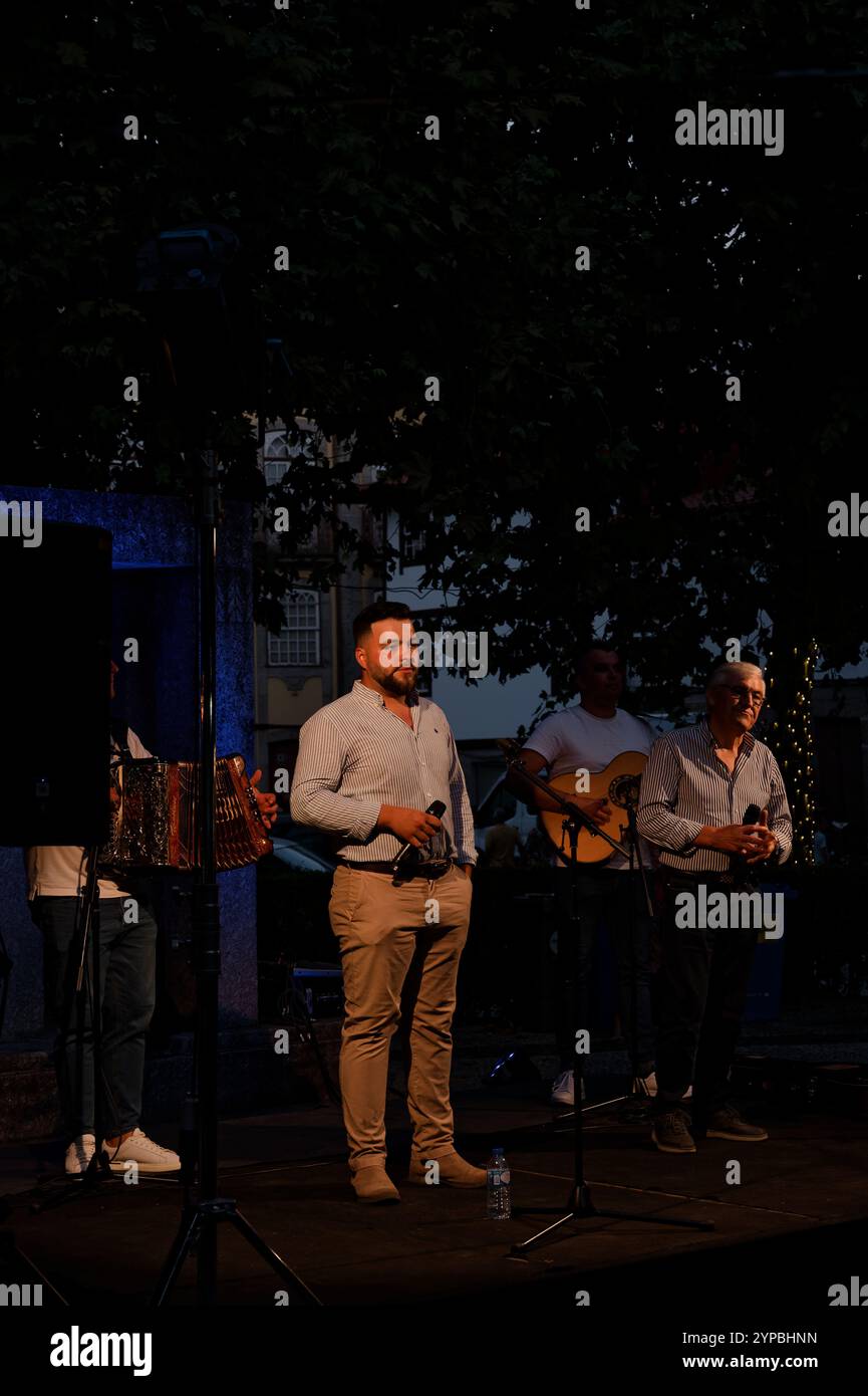 Musicisti che suonano musica tradizionale portoghese durante i vivaci festival della città di Guimaraes Foto Stock