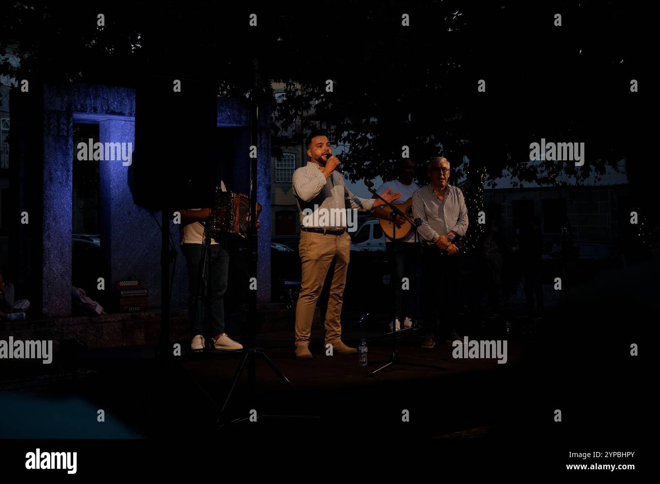 Esibizione di musica dal vivo sotto le luci serali durante i festival di Guimaraes Foto Stock