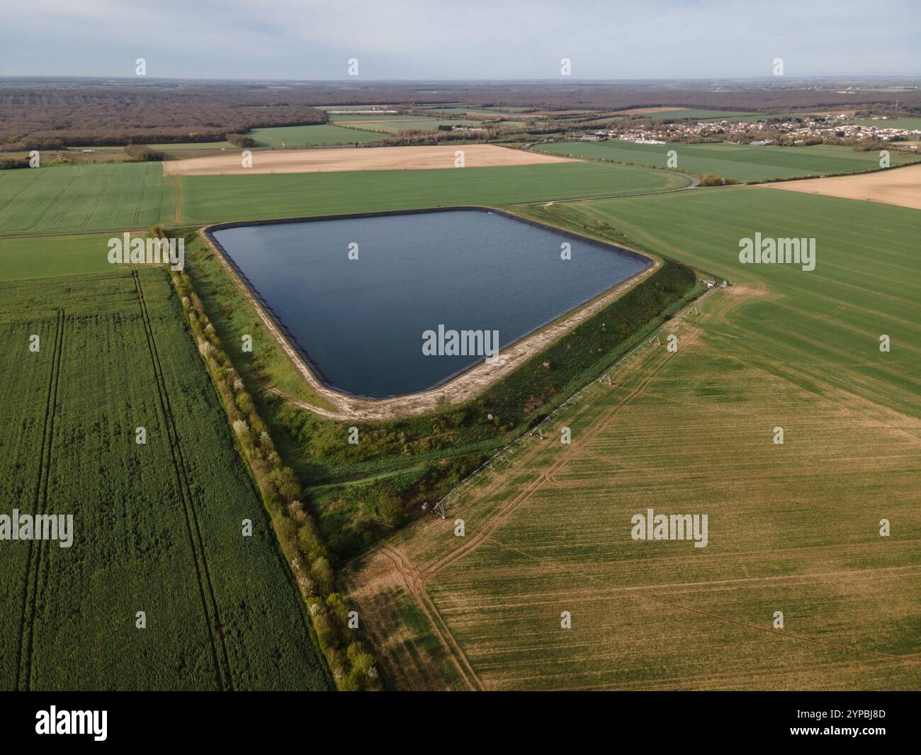 La Laigne (Francia centro-occidentale): Veduta aerea del bacino di conservazione, laghetto di stoccaggio idrico per l'irrigazione in agricoltura *** didascalia locale **** Foto Stock