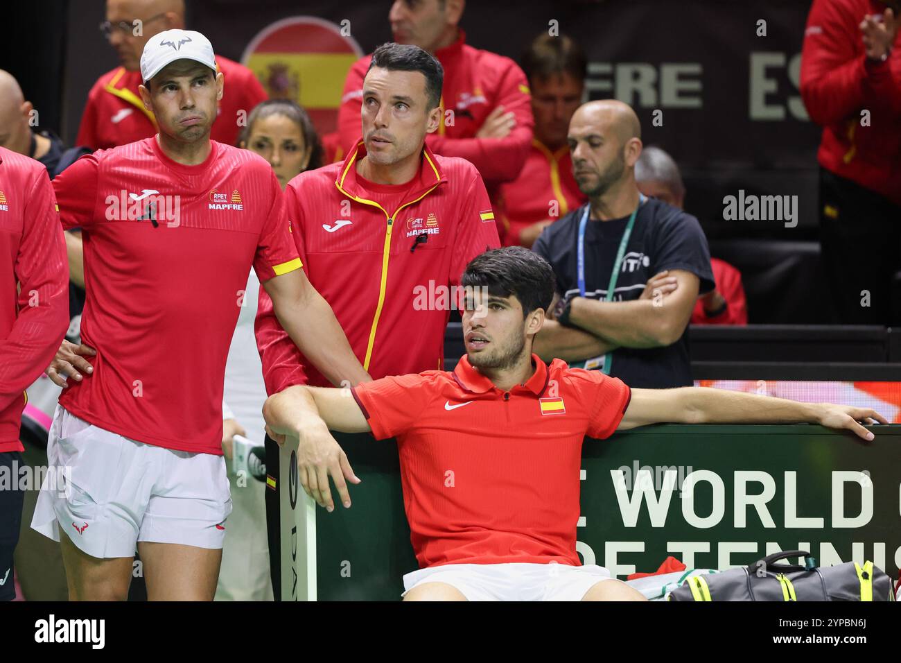 Badando deluso dopo aver perso la partita, l-r.. Rafael Nadal, Roberto Bautista-Agut e Carlos Alcaraz alla finale di Coppa Davis 2024, Palacio de D. Foto Stock