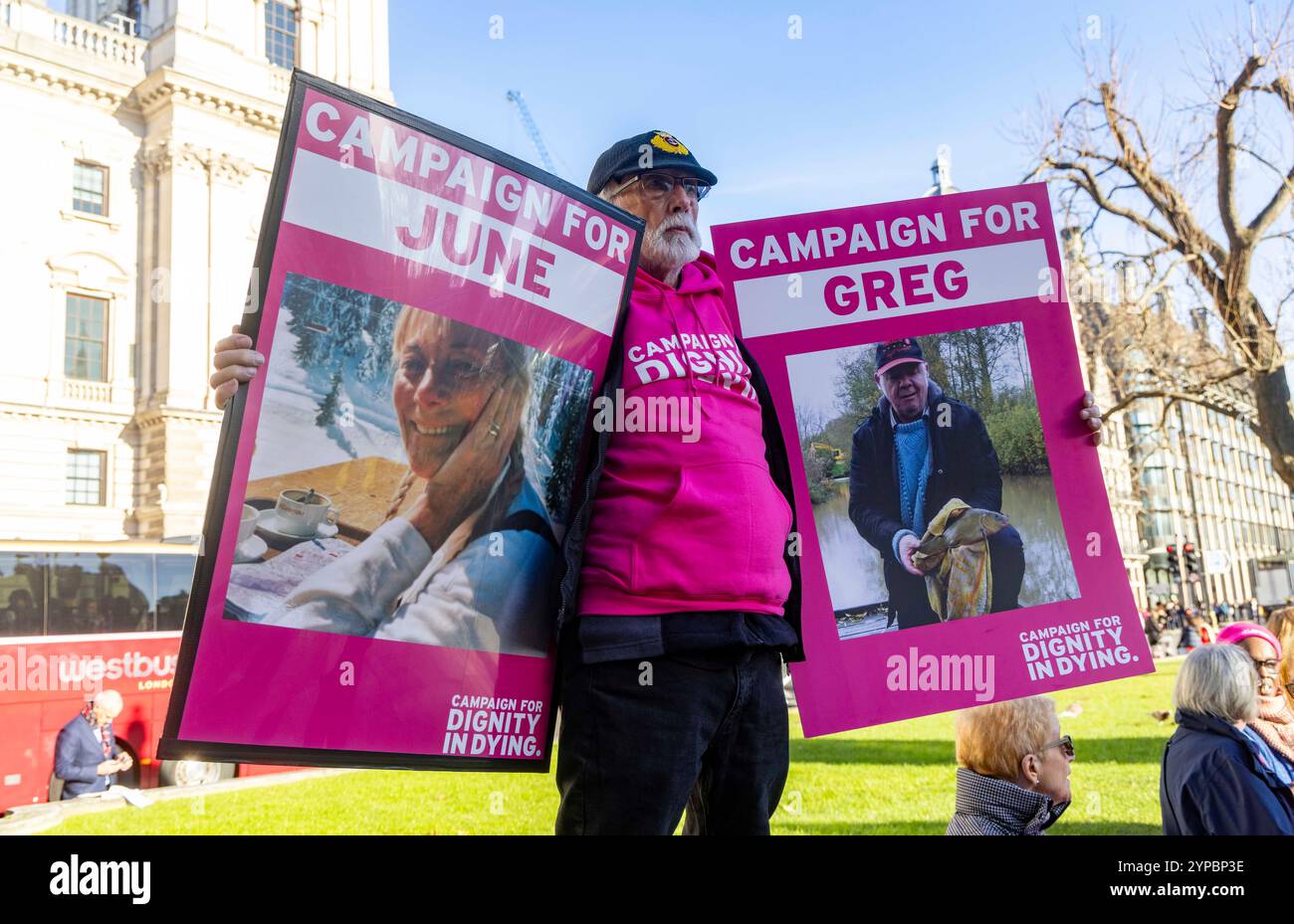 Londra, Regno Unito. 29 novembre 2024. Le persone a sostegno e contro la morte assistita detestano fuori dal Parlamento. Kim Leadbeaters Bill è stato un argomento emotivo di discussione. Gli MPS hanno votato 330 contro 275 a favore della legge sulla morte assistita. Crediti: Karl Black/Alamy Live News Foto Stock