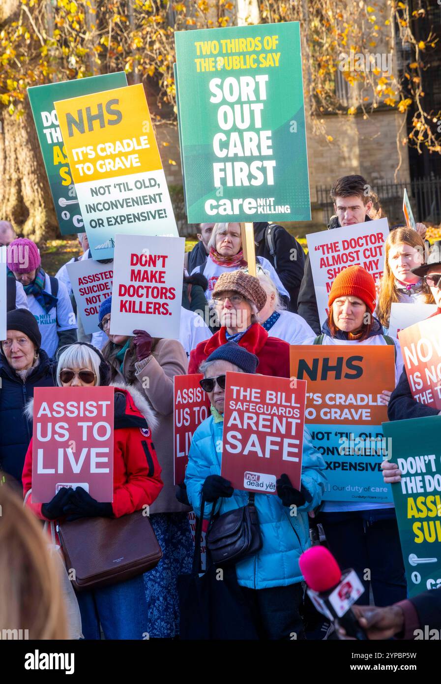 Londra, Regno Unito. 29 novembre 2024. Le persone a sostegno e contro la morte assistita detestano fuori dal Parlamento. Kim Leadbeaters Bill è stato un argomento emotivo di discussione. Gli MPS hanno votato 330 contro 275 a favore della legge sulla morte assistita. Crediti: Karl Black/Alamy Live News Foto Stock