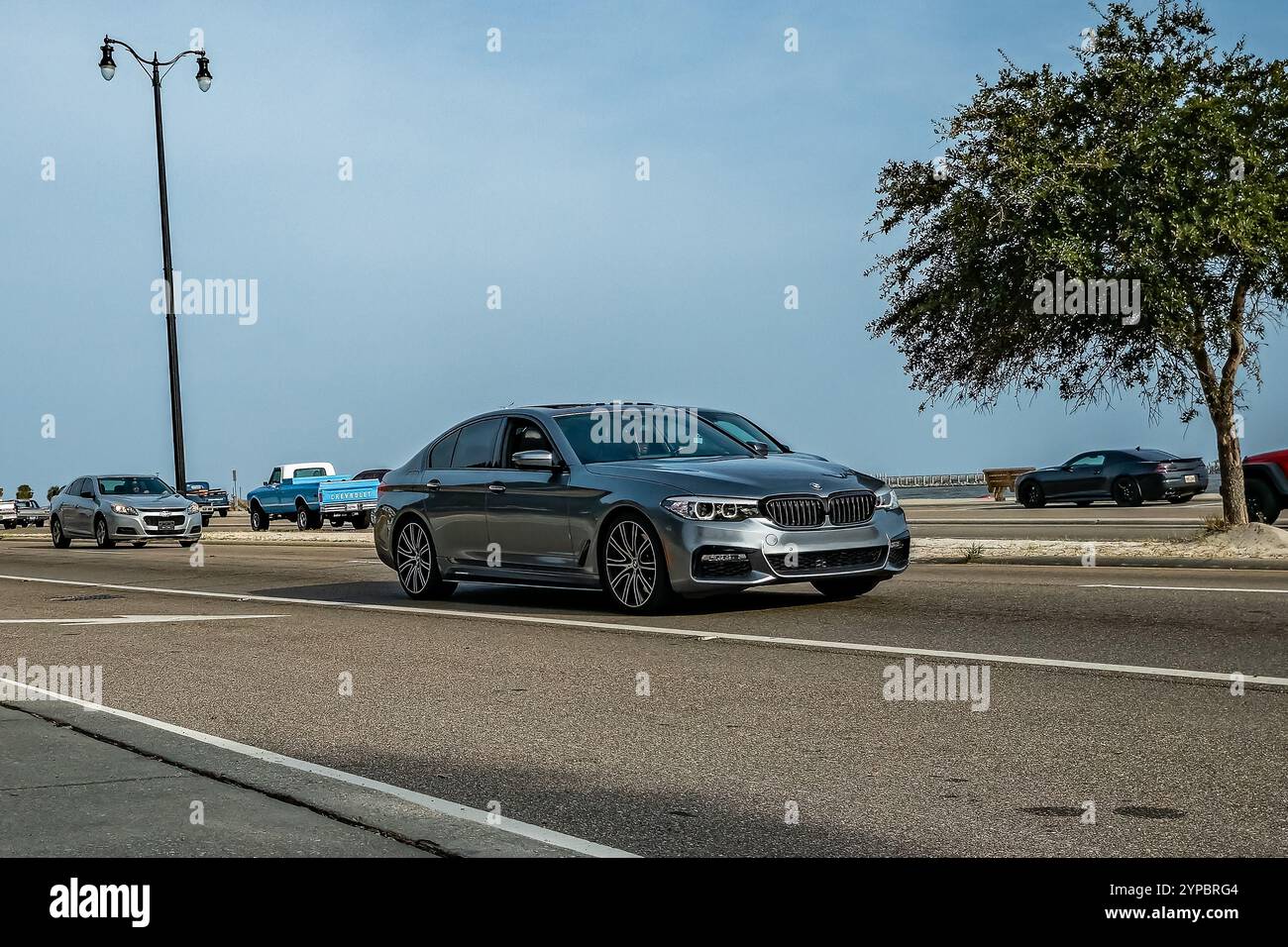 Gulfport, MS - 4 ottobre 2023: Vista angolare anteriore grandangolare di una berlina BMW 5 serie 540i xDrive 2017 in occasione di una fiera automobilistica locale. Foto Stock