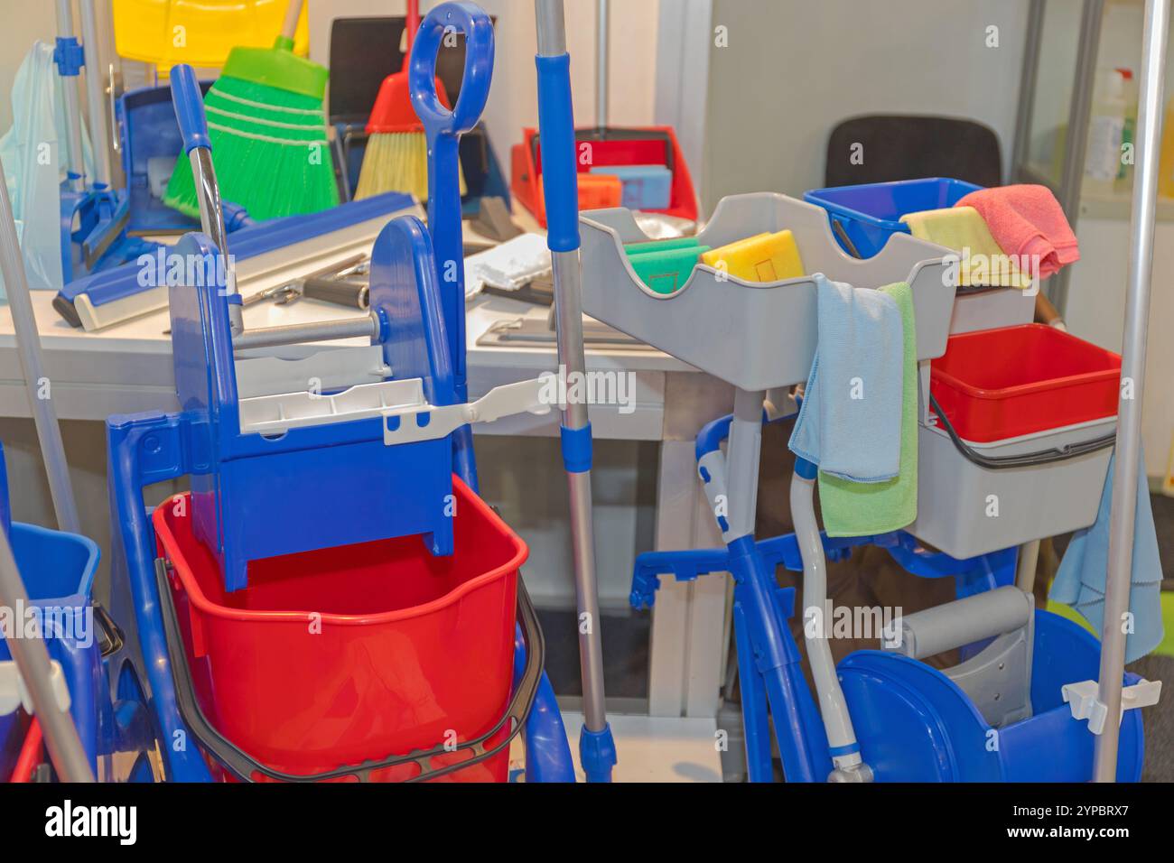 Panno per la pulizia dell'attrezzatura, spazzola in spugna, secchiello per scopa al carrello del Janitor Close Up Foto Stock