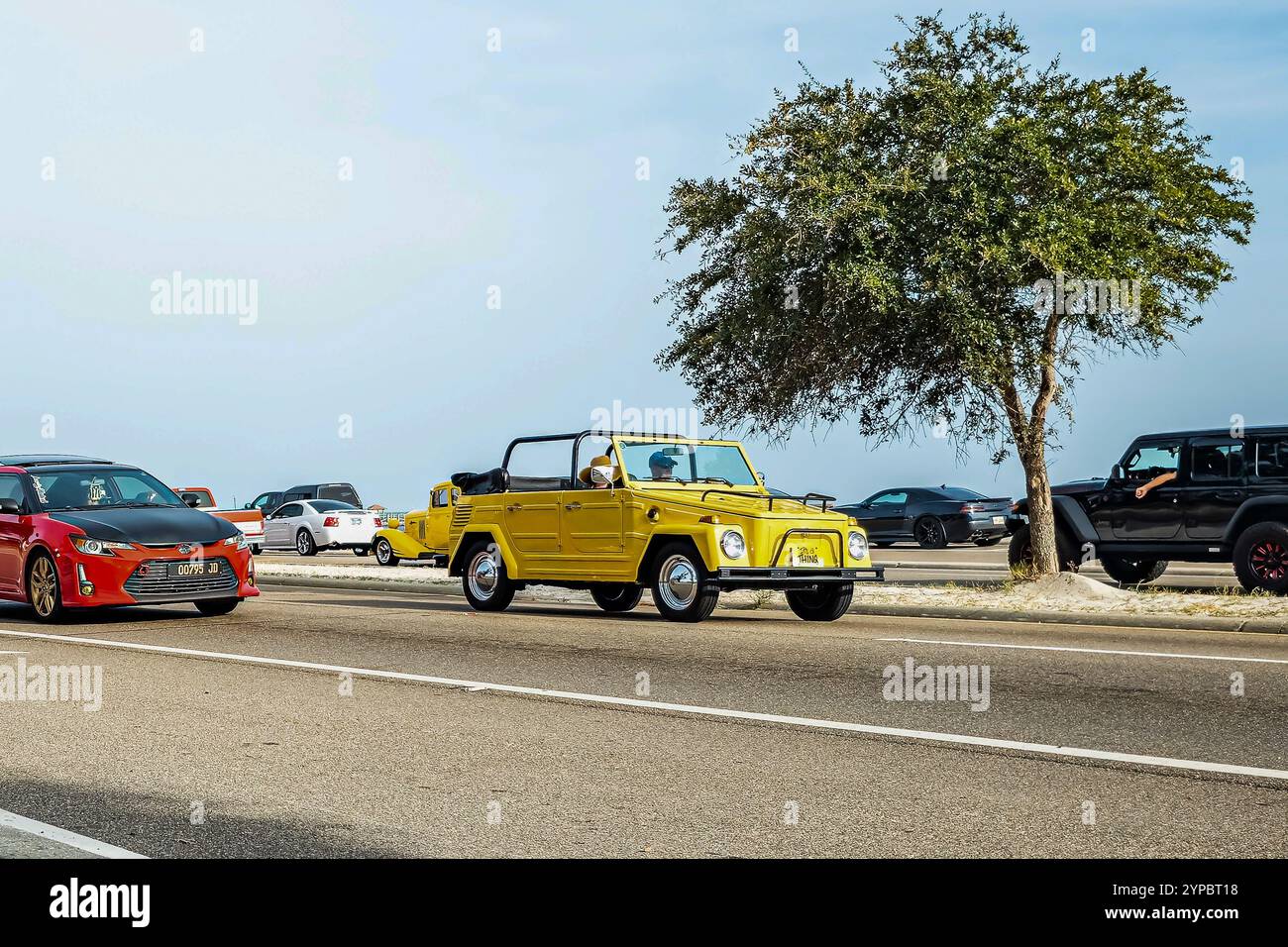 Gulfport, MS - 4 ottobre 2023: Vista angolare anteriore grandangolare di una Volkswagen Type 181 The Thing Convertible del 1973 in occasione di una fiera automobilistica locale. Foto Stock