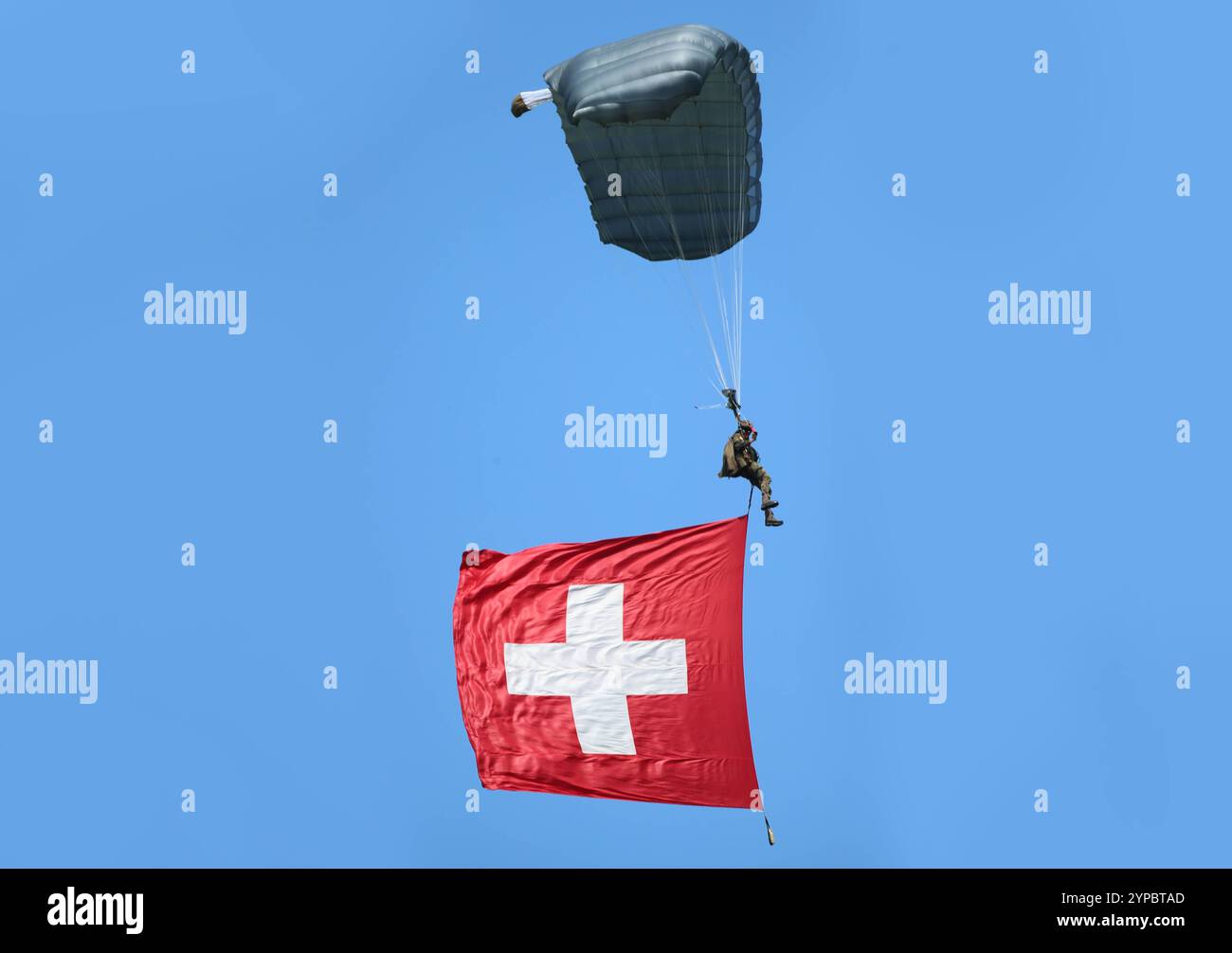 Ein Fallschirmaufklärer der Schweizer Armee. Er trägt die Schweizer Nationalflagge mit sich. Die Flugshow ZigAirMeet mit internationaler Beteiligung aus dem militärischen und zivilen Luftfahrtbereich fand AM 18. und 19. Agosto 2023 a Mollis, Kanton Glarus, Schweiz, statt. Mollis Glarus Schweiz *** velivolo da ricognizione con paracadute dell'esercito svizzero porta bandiera nazionale svizzera la manifestazione aerea ZigAirMeet con partecipazione internazionale del settore dell'aviazione militare e civile si è svolta il 18 e 19 agosto 2023 a Mollis, Canton Glarus, Svizzera Mollis Glarus Svizzera Foto Stock