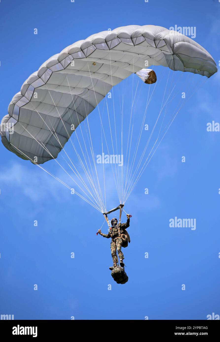 Ein Fallschirmaufklärer der Schweizer Armee. Hochkant. Die Flugshow ZigAirMeet mit internationaler Beteiligung aus dem militärischen und zivilen Luftfahrtbereich fand AM 18. und 19. Agosto 2023 a Mollis, Kanton Glarus, Schweiz, statt. Mollis Glarus Schweiz *** Un velivolo da ricognizione paracadute dell'esercito svizzero a bordo dello show aereo ZigAirMeet con la partecipazione internazionale del settore dell'aviazione civile e militare si è svolto il 18 e 19 agosto 2023 a Mollis, Canton Glarus, Svizzera Mollis Glarus Svizzera Foto Stock