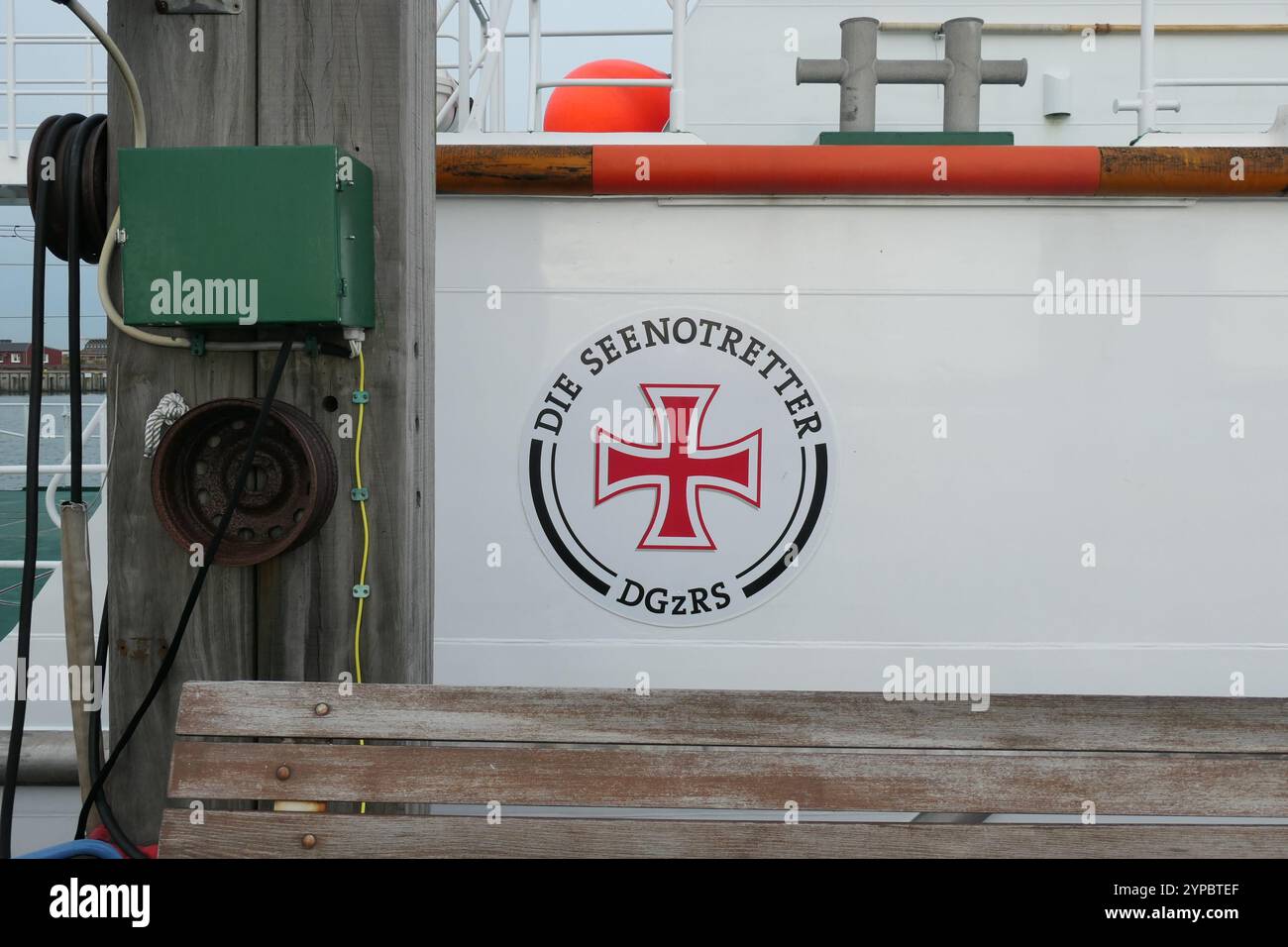 Helgoland, Germania. 27 novembre 2024. Il logo del servizio tedesco di ricerca e soccorso marittimo (DGzRS) è visibile sull'incrociatore di soccorso "Hermann Marwede". Crediti: Helge Toben/dpa/Alamy Live News Foto Stock