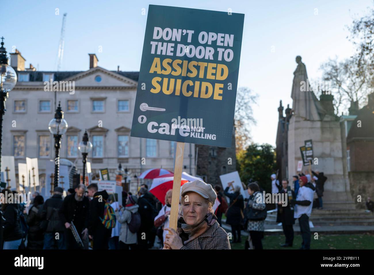 Londra, Regno Unito. 29 novembre 2024. Le persone reagiscono al di fuori delle camere del Parlamento quando i risultati del voto libero del deputato sul disegno di legge del membro privato per legalizzare la morte assistita, presentato da Kim Leadbeater, deputato laburista per Spen Valley, sono resi pubblici. E' la prima volta che l'argomento viene discusso alla camera dei comuni dal 2015, quando un disegno di legge morente assistito è stato sconfitto. Risultato della votazione: Ayes 330, Nays 275. Crediti: Stephen Chung / Alamy Live News Foto Stock