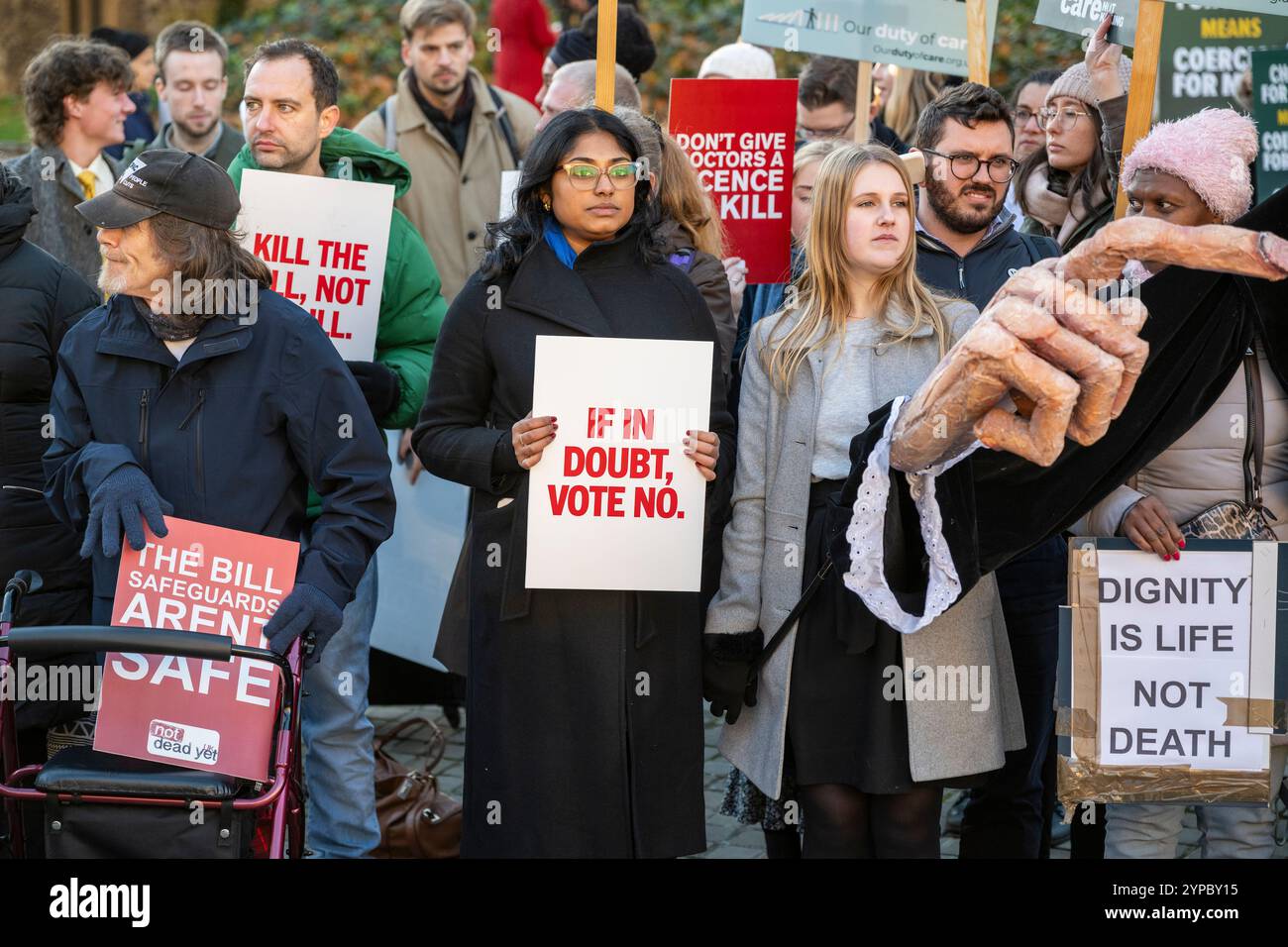 Londra, Regno Unito. 29 novembre 2024. Le persone reagiscono al di fuori delle camere del Parlamento quando i risultati del voto libero del deputato sul disegno di legge del membro privato per legalizzare la morte assistita, presentato da Kim Leadbeater, deputato laburista per Spen Valley, sono resi pubblici. E' la prima volta che l'argomento viene discusso alla camera dei comuni dal 2015, quando un disegno di legge morente assistito è stato sconfitto. Risultato della votazione: Ayes 330, Nays 275. Crediti: Stephen Chung / Alamy Live News Foto Stock