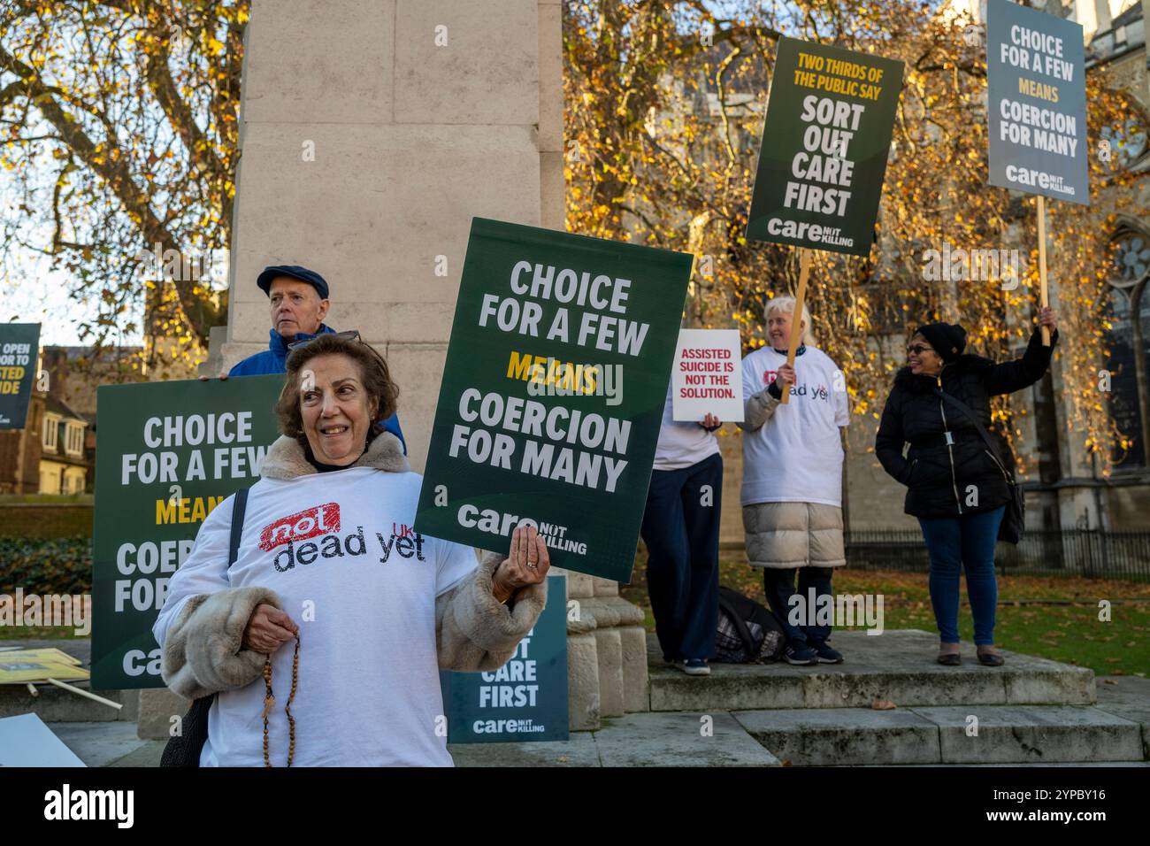 Londra, Regno Unito. 29 novembre 2024. Le persone reagiscono al di fuori delle camere del Parlamento quando i risultati del voto libero del deputato sul disegno di legge del membro privato per legalizzare la morte assistita, presentato da Kim Leadbeater, deputato laburista per Spen Valley, sono resi pubblici. E' la prima volta che l'argomento viene discusso alla camera dei comuni dal 2015, quando un disegno di legge morente assistito è stato sconfitto. Risultato della votazione: Ayes 330, Nays 275. Crediti: Stephen Chung / Alamy Live News Foto Stock