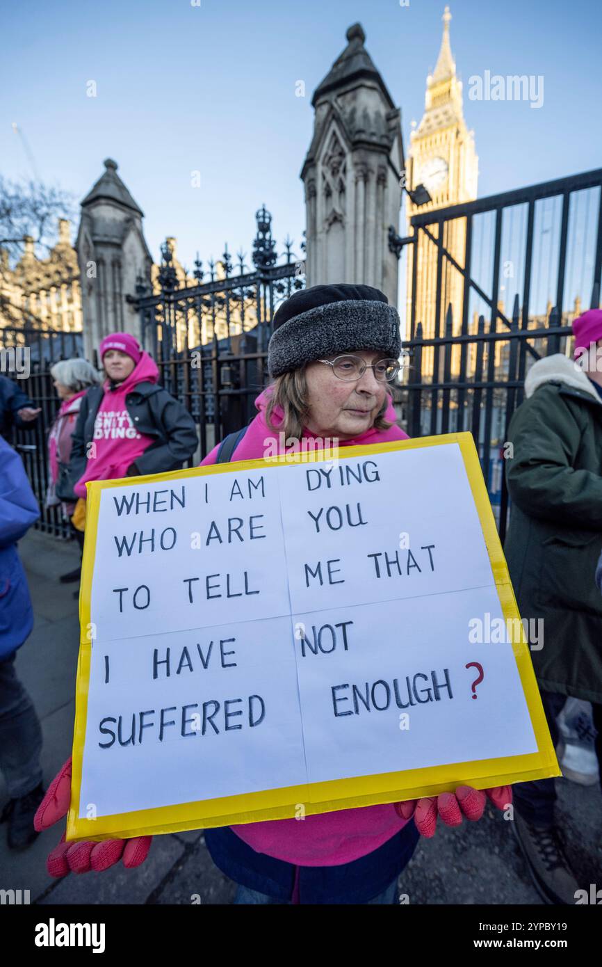 Londra, Regno Unito. 29 novembre 2024. Le persone reagiscono al di fuori delle camere del Parlamento quando i risultati del voto libero del deputato sul disegno di legge del membro privato per legalizzare la morte assistita, presentato da Kim Leadbeater, deputato laburista per Spen Valley, sono resi pubblici. E' la prima volta che l'argomento viene discusso alla camera dei comuni dal 2015, quando un disegno di legge morente assistito è stato sconfitto. Risultato della votazione: Ayes 330, Nays 275. Crediti: Stephen Chung / Alamy Live News Foto Stock