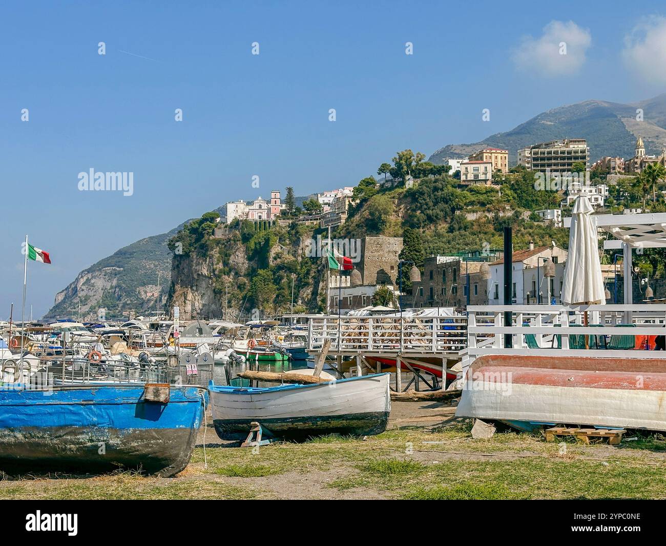 Marina d'Aequa è un'incantevole e pittoresca baia situata a breve distanza dal cuore di Sorrento, Campania, Italia. - Immagine stock catturata con smartphone