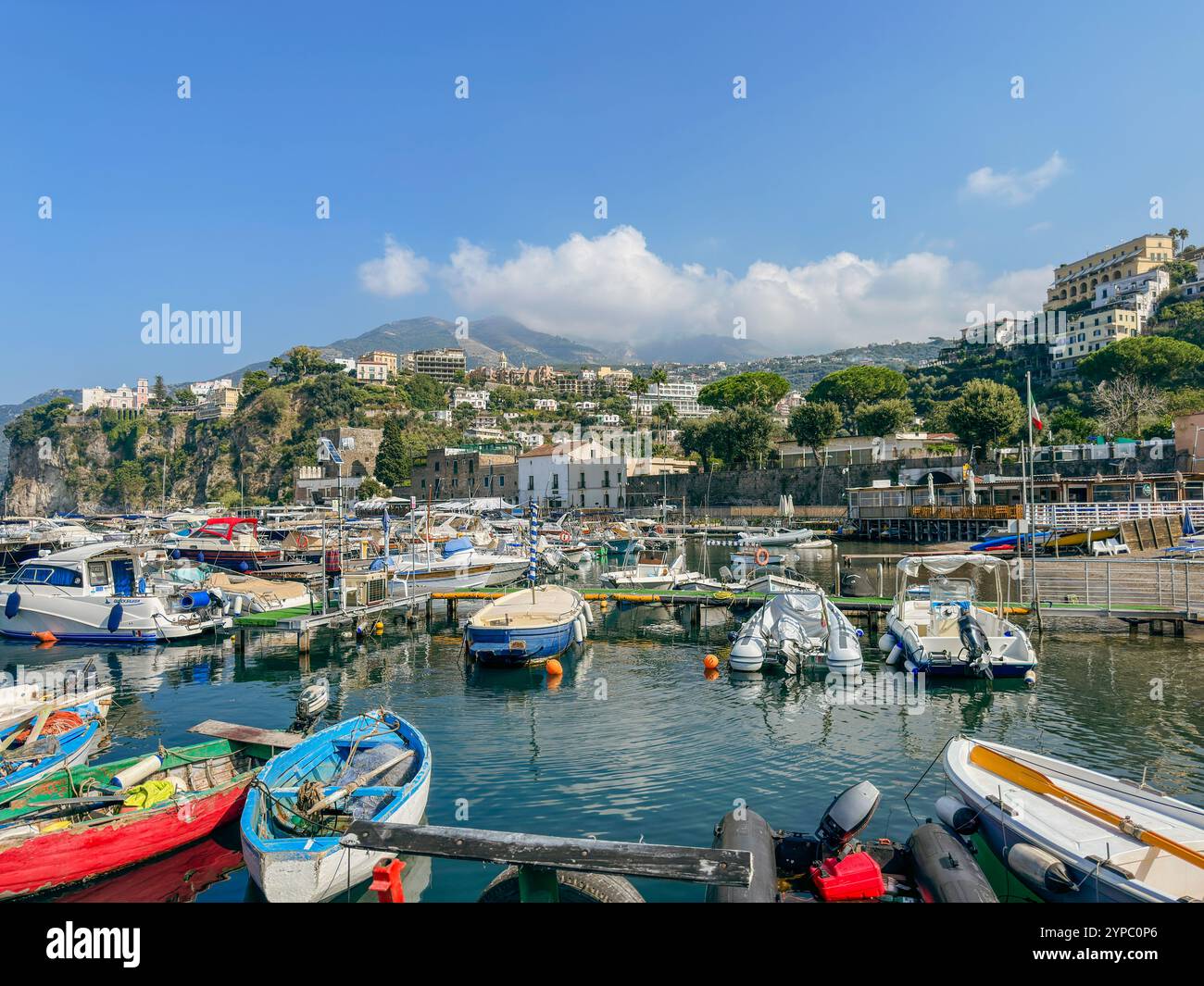 Marina d'Aequa è un'incantevole e pittoresca baia situata a breve distanza dal cuore di Sorrento, Campania, Italia. - Immagine stock catturata con smartphone