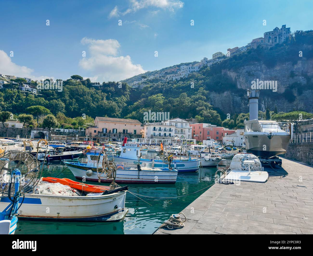 Marina d'Aequa è un'incantevole e pittoresca baia situata a breve distanza dal cuore di Sorrento, Campania, Italia. - Immagine stock catturata con smartphone