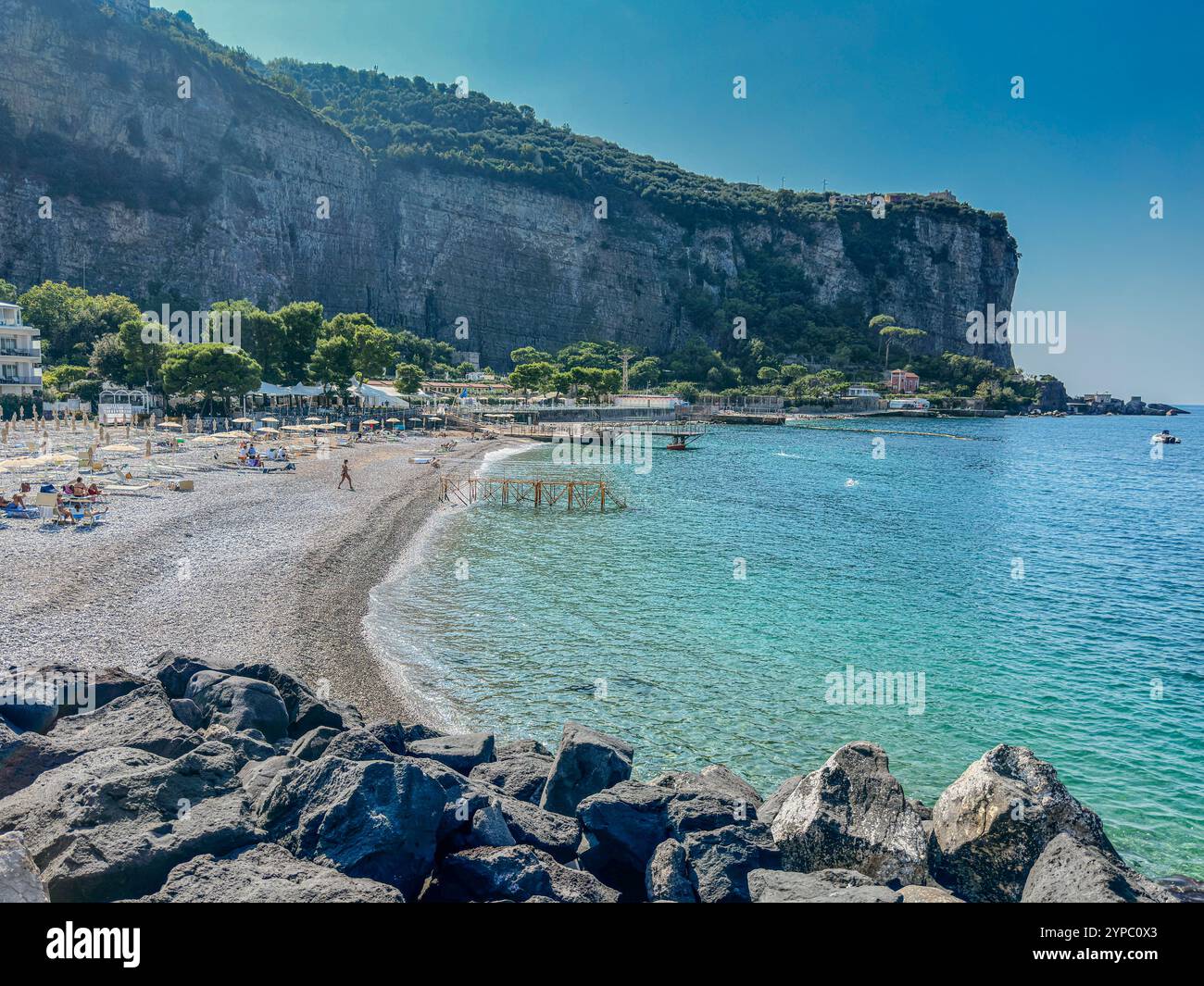 Marina d'Aequa è un'incantevole e pittoresca baia situata a breve distanza dal cuore di Sorrento, Campania, Italia. - Immagine stock catturata con smartphone