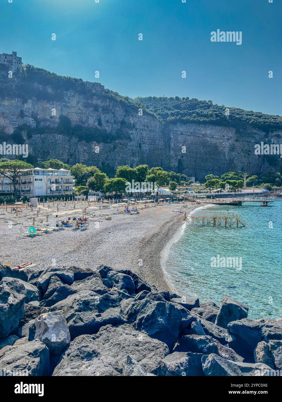 Marina d'Aequa è un'incantevole e pittoresca baia situata a breve distanza dal cuore di Sorrento, Campania, Italia. - Immagine stock catturata con smartphone