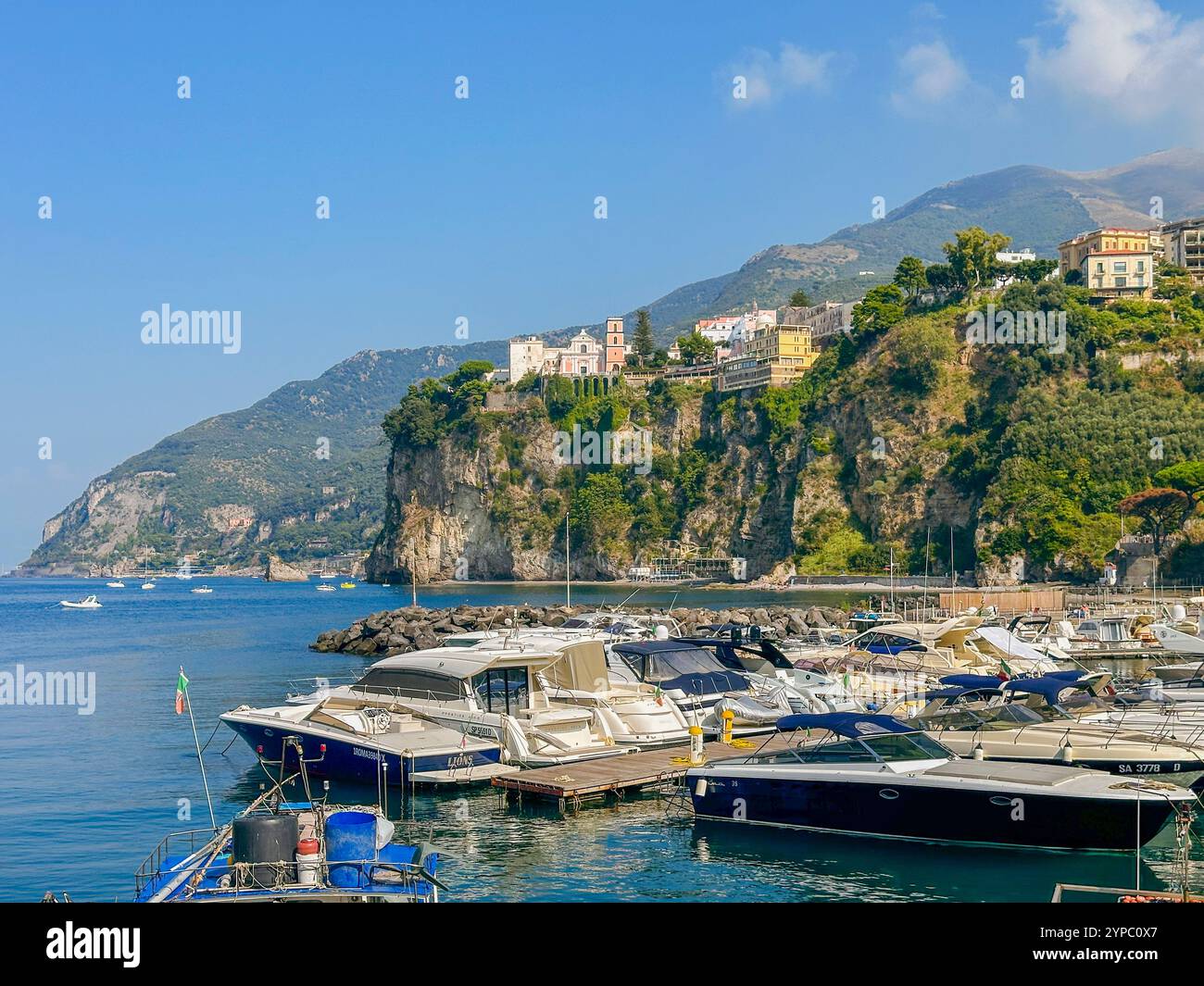 Marina d'Aequa è un'incantevole e pittoresca baia situata a breve distanza dal cuore di Sorrento, Campania, Italia. - Immagine stock catturata con smartphone