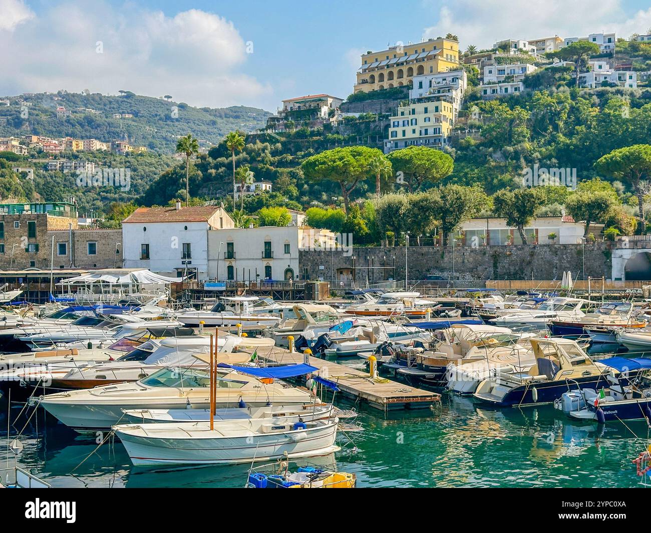 Marina d'Aequa è un'incantevole e pittoresca baia situata a breve distanza dal cuore di Sorrento, Campania, Italia. - Immagine stock catturata con smartphone