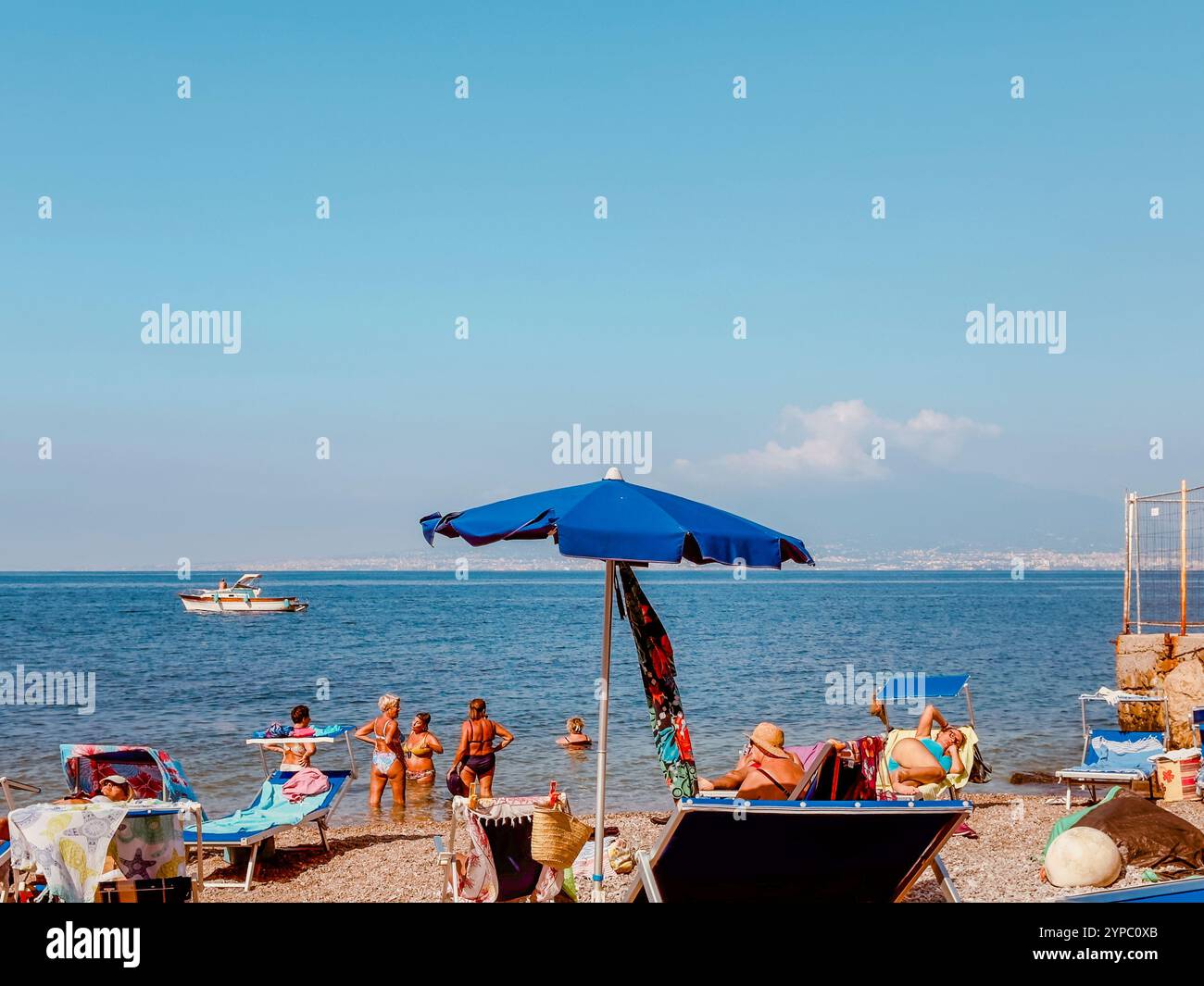 Marina d'Aequa è un'incantevole e pittoresca baia situata a breve distanza dal cuore di Sorrento, Campania, Italia. - Immagine stock catturata con smartphone