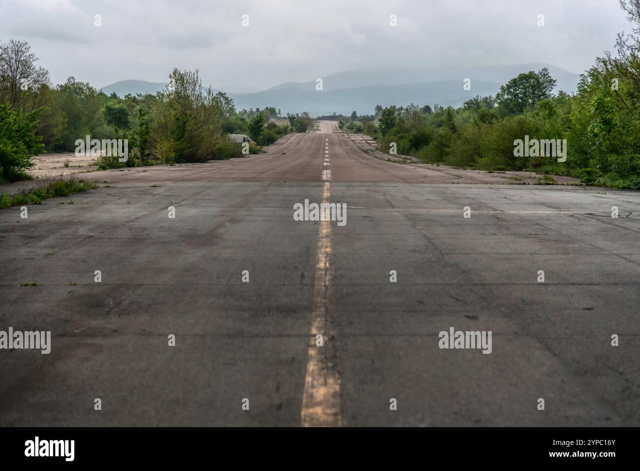 Rovine della base aerea sotterranea Zeljava, Bihac. Passerella. Ex aeroporto militare al confine tra Bosnia-Erzegovina e Croazia. Foto Stock