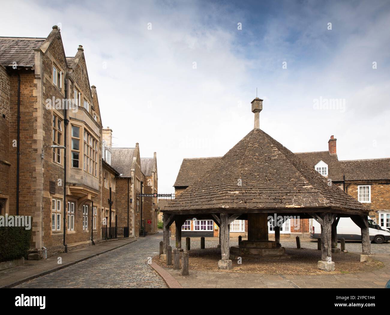 Regno Unito, Inghilterra, Rutland, Oakham, Market Place, Buttercross e Oakham School Foto Stock