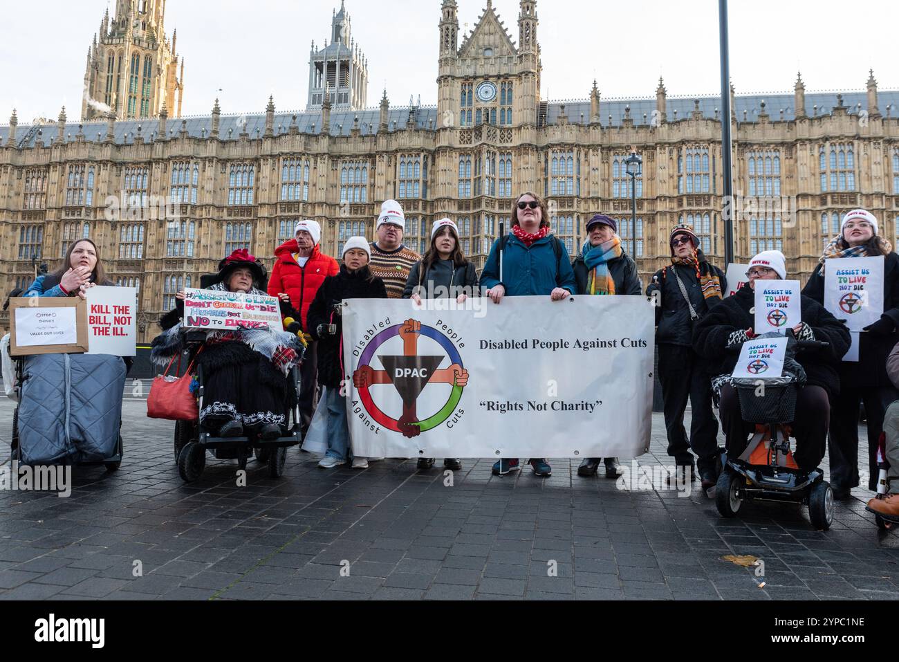I manifestanti al di fuori della camera del Parlamento durante il End of Life Bill per adulti malati terminali, assistettero Dying Bill, seconda lettura e voto Foto Stock