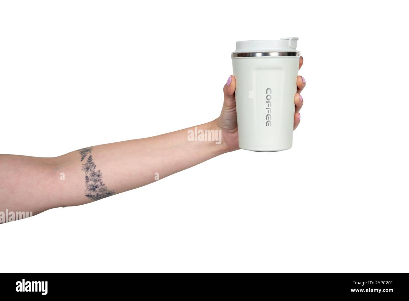 Mano con un tatuaggio floreale che regge una tazza di caffè riutilizzabile, promuovendo la sostenibilità e scelte eco-consapevoli Foto Stock