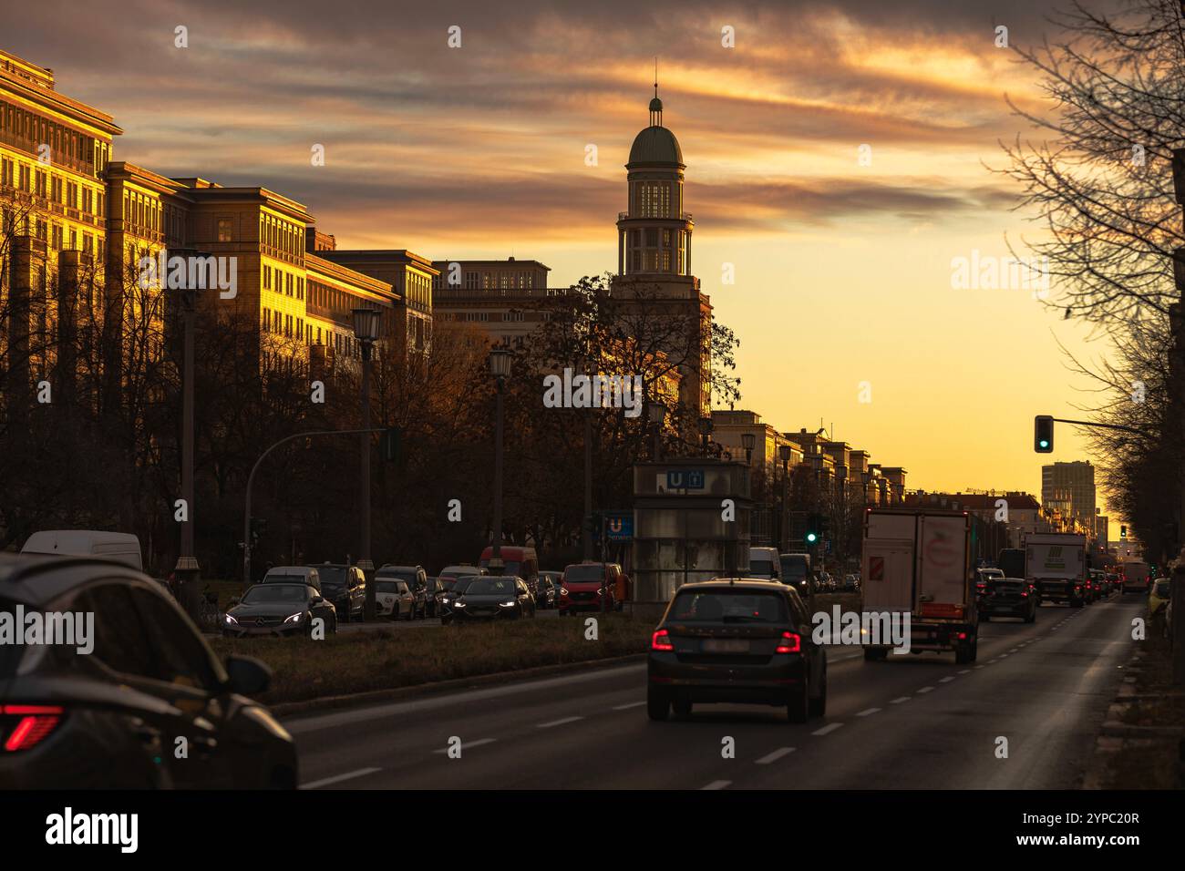 Erwacht di Berlino: Sonnenaufgang am Frankfurter Tor, Aufnahme des Frankfurter Tors bei Sonnenaufgang. Die aufgehende Sonne taucht die Berliner Straßen in warmes Licht. Berlin Berlin Deutschland *** Berlino si sveglia all'alba a Frankfurter Tor, foto di Frankfurter Tor all'alba il sole nascente bagna le strade di Berlino nella luce calda Berlino Germania Foto Stock