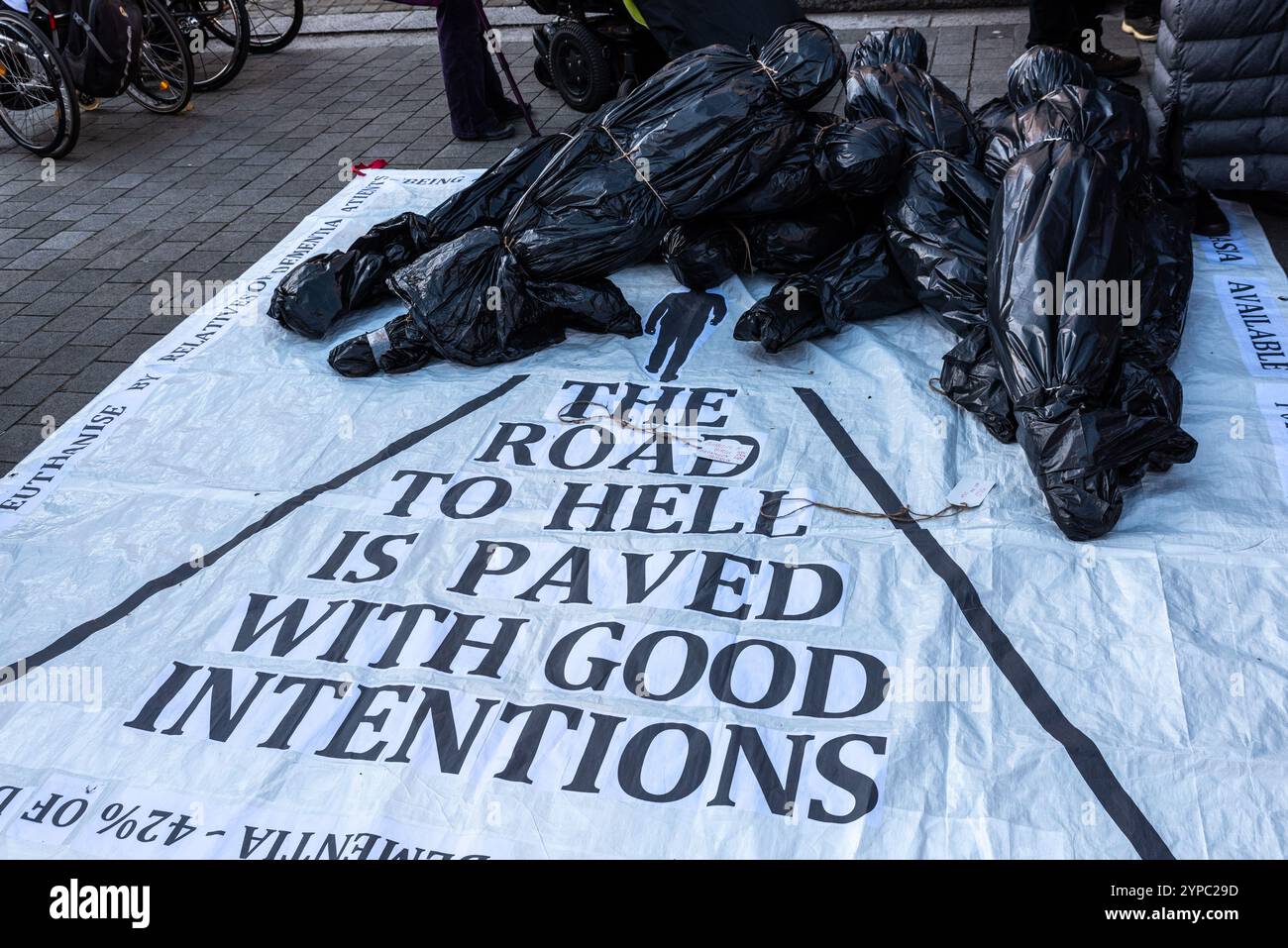 I manifestanti al di fuori della camera del Parlamento durante il End of Life Bill per adulti malati terminali, assistettero Dying Bill, seconda lettura e voto. Corpi Foto Stock