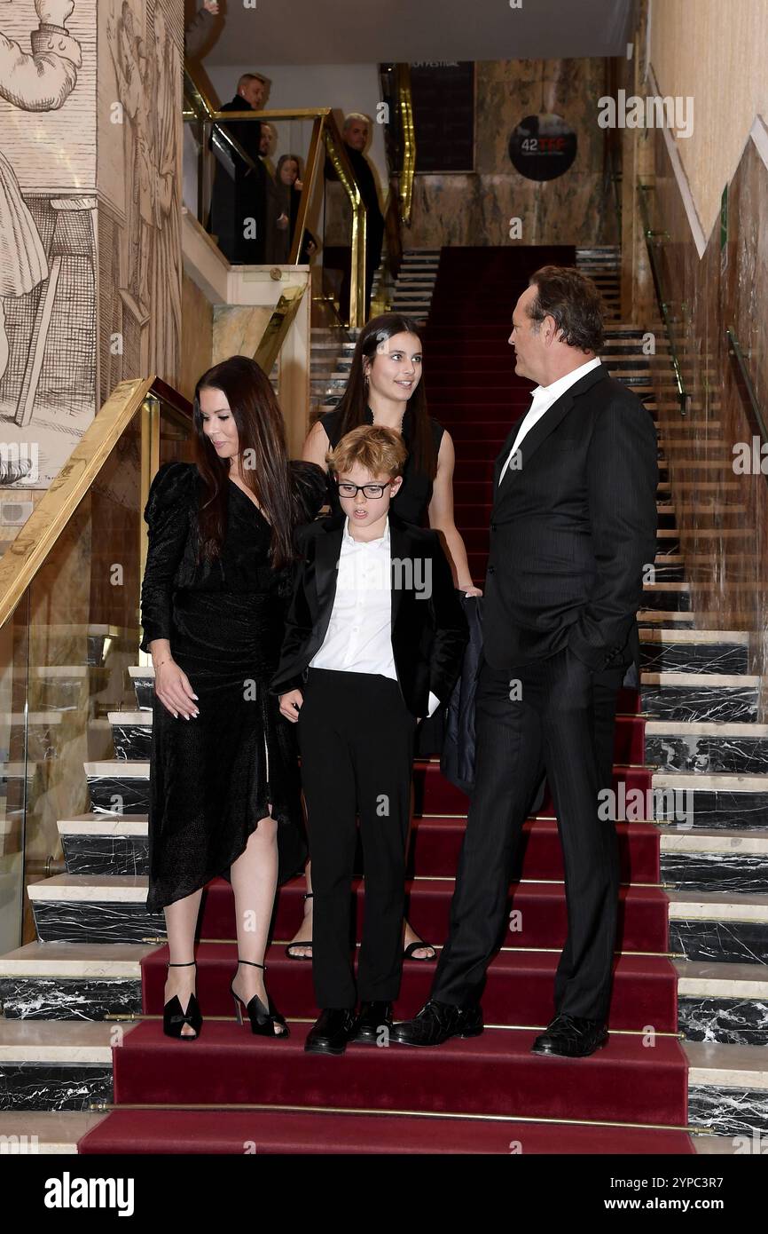 Torino: 42° Torino Film Festival. Cerimonia di premiazione con Stella della Mole a Vince Vaughn. Nella foto: Vince Vaughn con la moglie Kyla e i figli Lochlyn Kyla Vaughn, Vernon Lindsay Vaughn Foto Stock