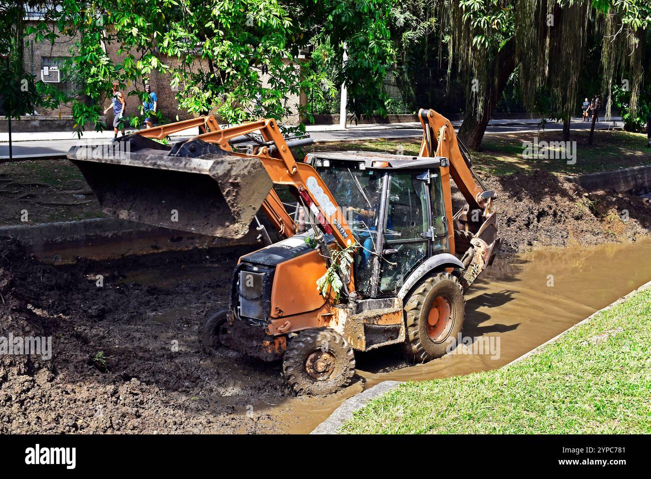 RIO DE JANEIRO, BRASILE - 26 novembre 2024: Canale di dragaggio retroescavatore su Quinta da Boa Vista Foto Stock