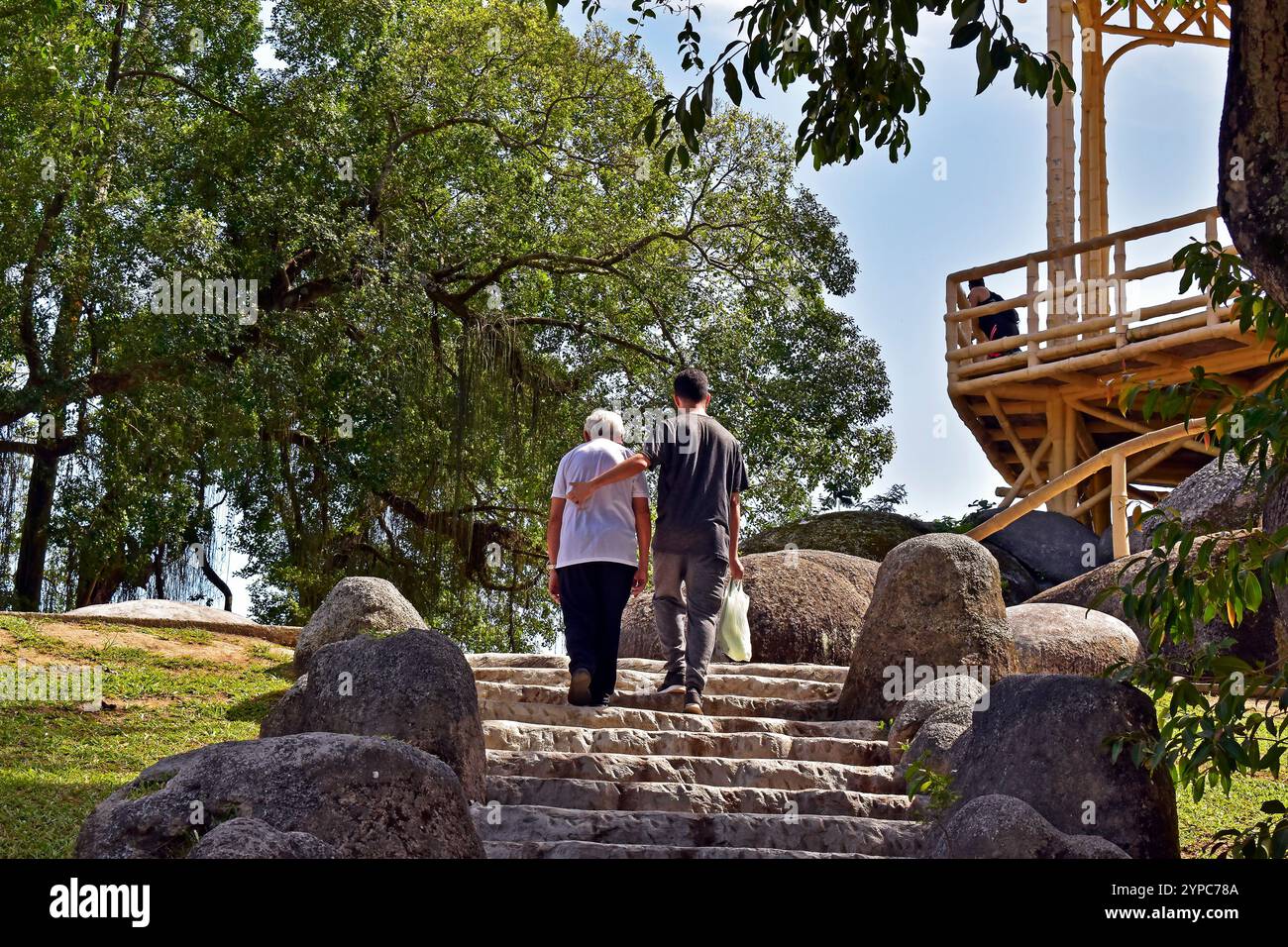 RIO DE JANEIRO, BRASILE - 26 novembre 2024: Giovane che sale le scale con un anziano Foto Stock