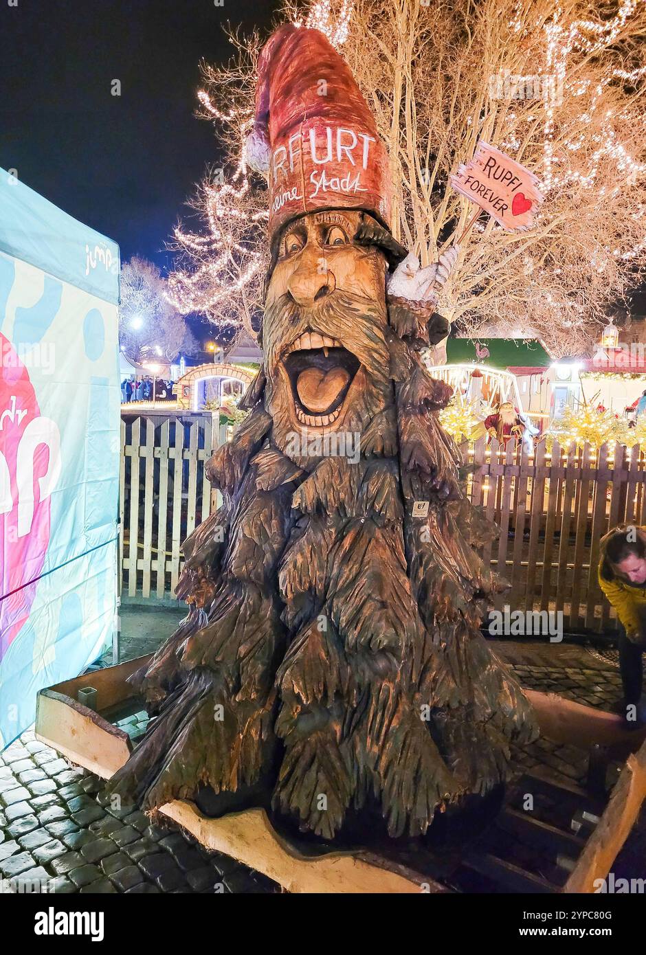 DATA RECORD NON DICHIARATA Weihnachtsmarkt Erfurt Erfurt, 29.11.2024 Weihnachtmarkt auf dem Domplatz a Erfurt die Skulptur erinnert an den kultigen Erfurter Weihnachtsbaum des Jahres 2018. Thüringen Germania *** Mercatino di Natale Erfurt Erfurt, 29 11 2024 Mercatino di Natale sulla piazza della cattedrale di Erfurt la scultura commemora l'iconico albero di Natale di Erfurt del 2018 Turingia Germania Copyright: xMatthiasxGränzdörferx Foto Stock