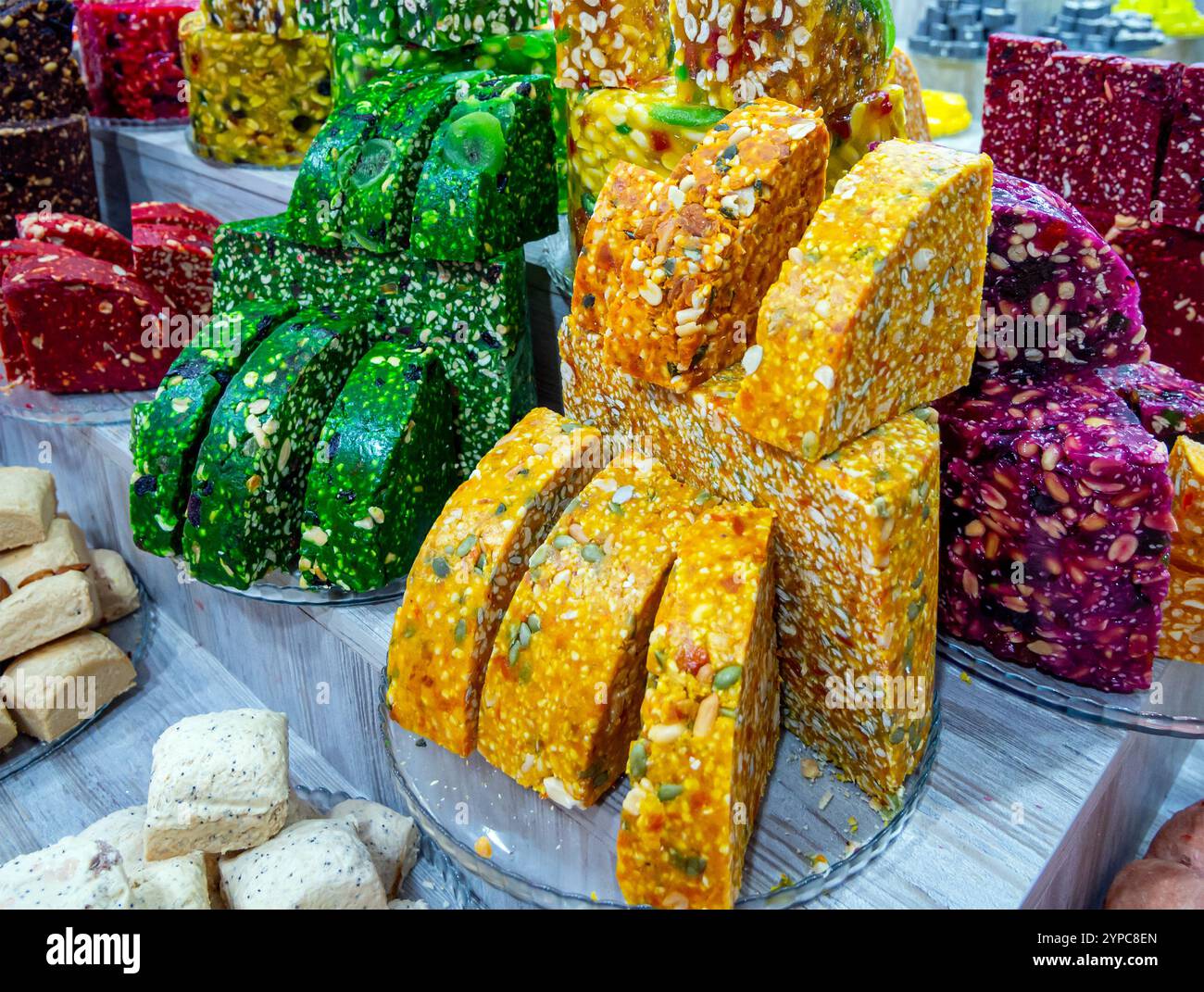 Vari dolci orientali al banco di un negozio di specialità Foto Stock
