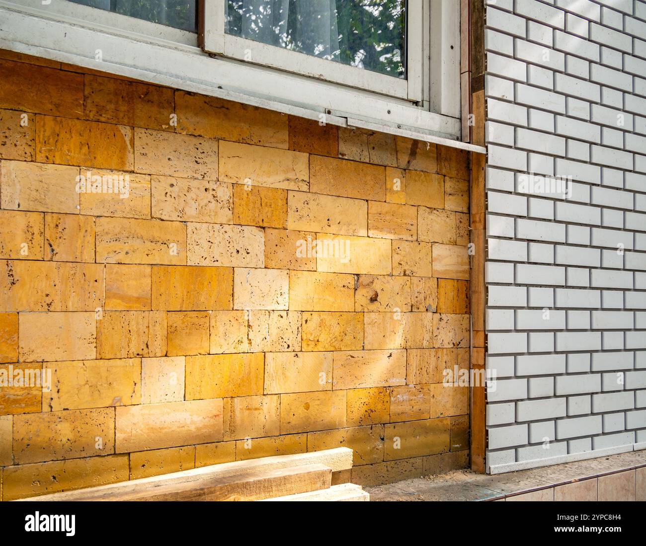 Di fronte alle pareti esterne della casa con pannelli in plastica "sotto mattoni in arenaria calcarea" Foto Stock