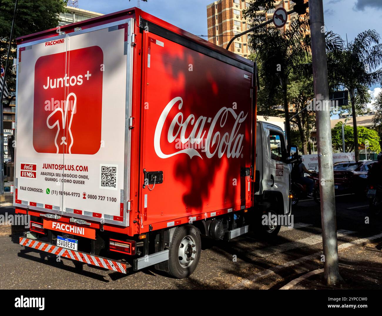 Marilia, San Paolo. Brasile, 8 marzo 2024. Il camion di trasporto merci urbano della Coca-Cola, distribuito dalla società messicana FEMSA, si fermò a un carico di traffico Foto Stock