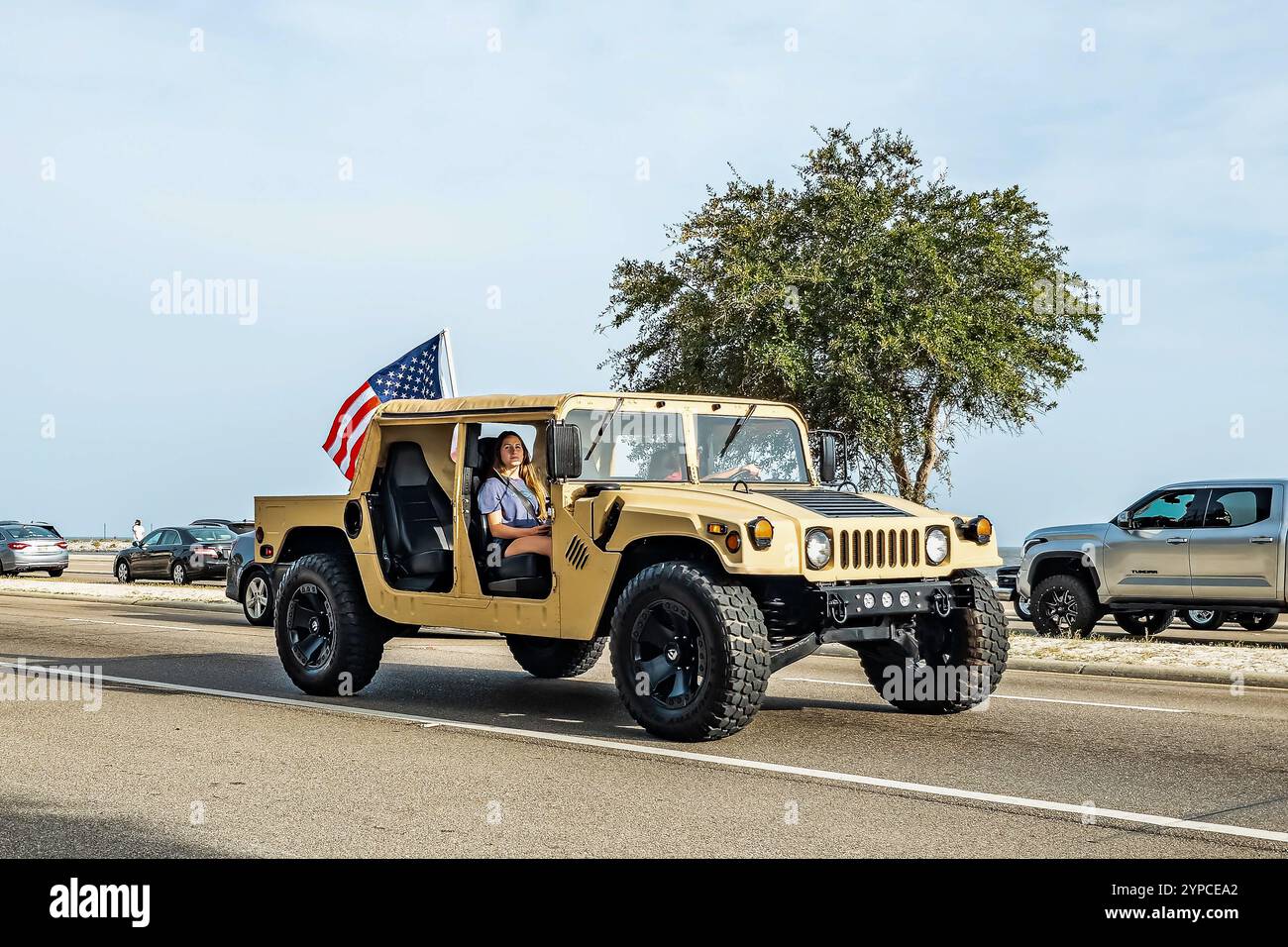 Gulfport, MS - 4 ottobre 2023: Vista grandangolare dell'angolo anteriore di un General M1123 HMMWV del 1999 in una mostra automobilistica locale. Foto Stock