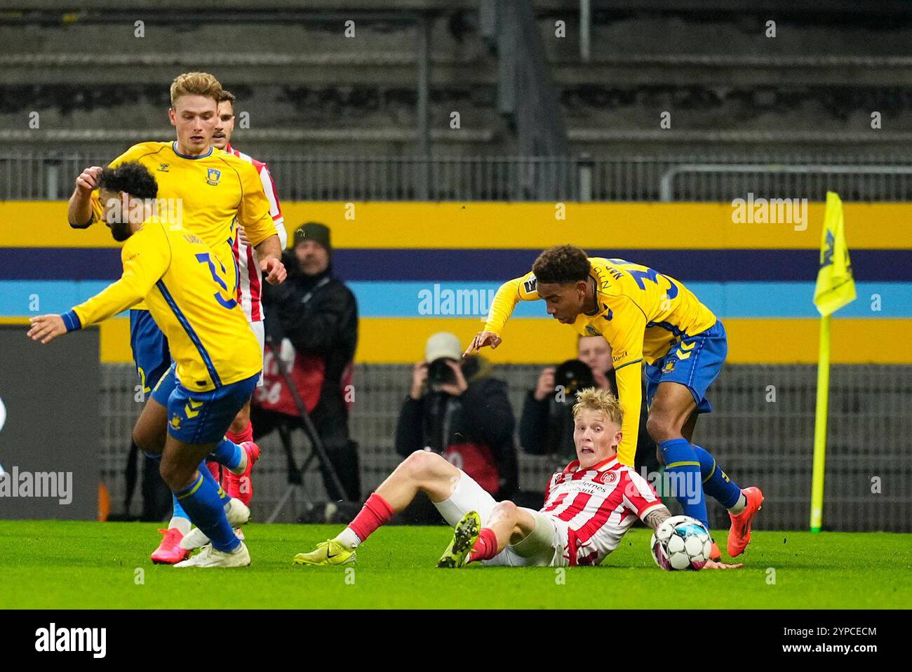 Broendby, Danimarca. 29 novembre 2024. Broendby IF moeder AAB i Superligaen paa Broendby Stadion fredag den 29. novembre 2024 credito: Ritzau/Alamy Live News Foto Stock